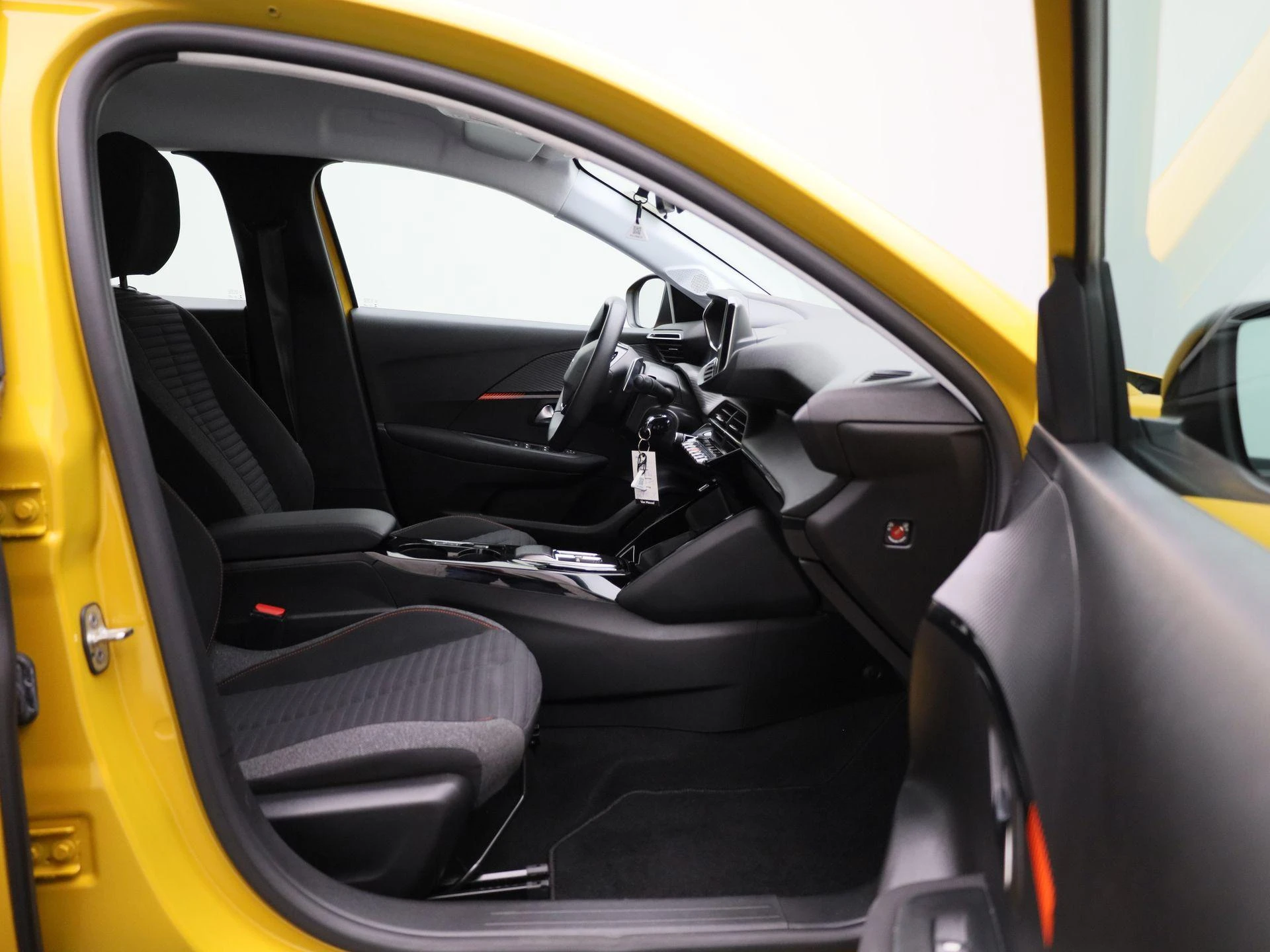 Peugeot-208-image-32