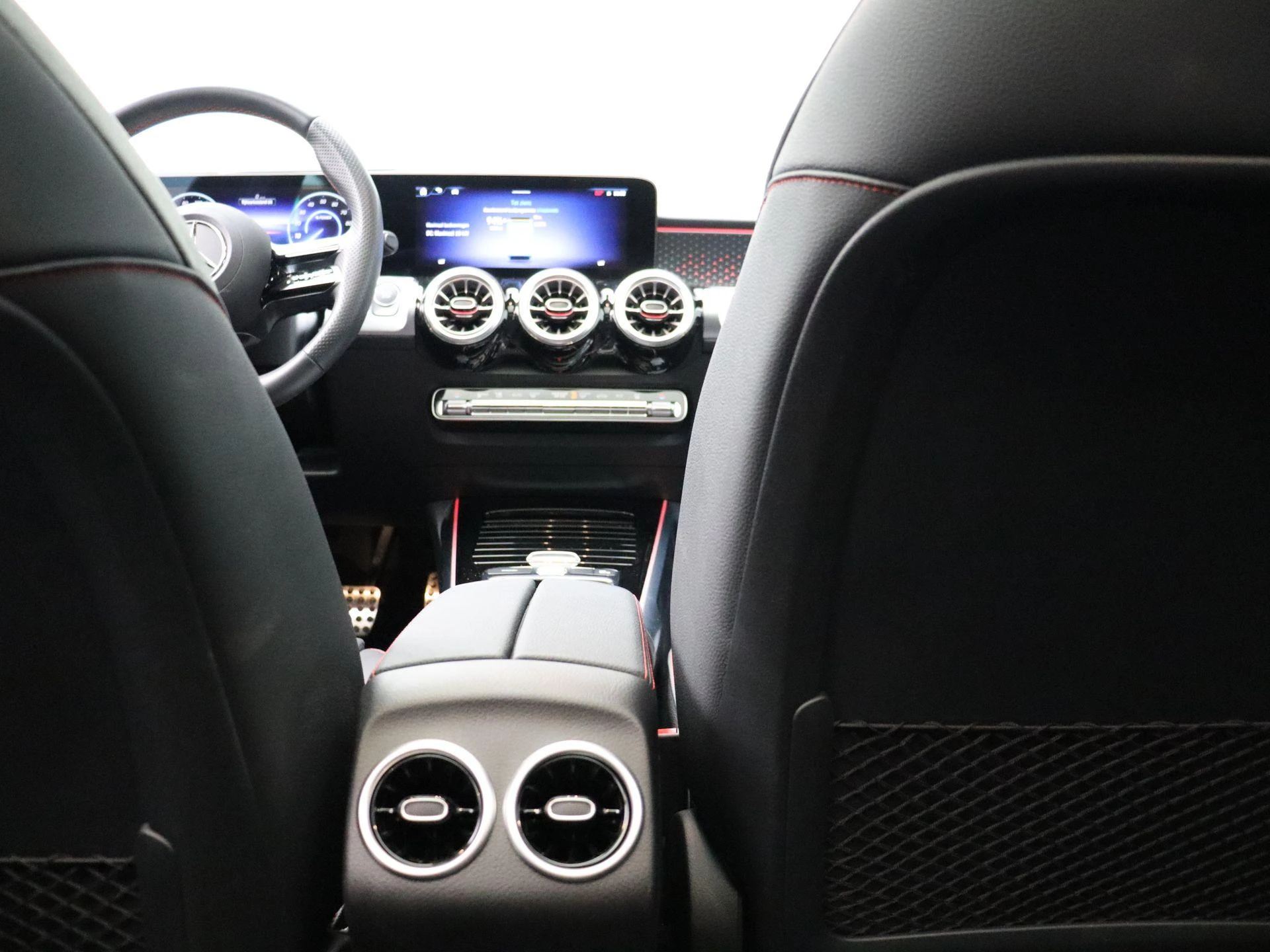 Mercedes-Benz-EQB-image-24