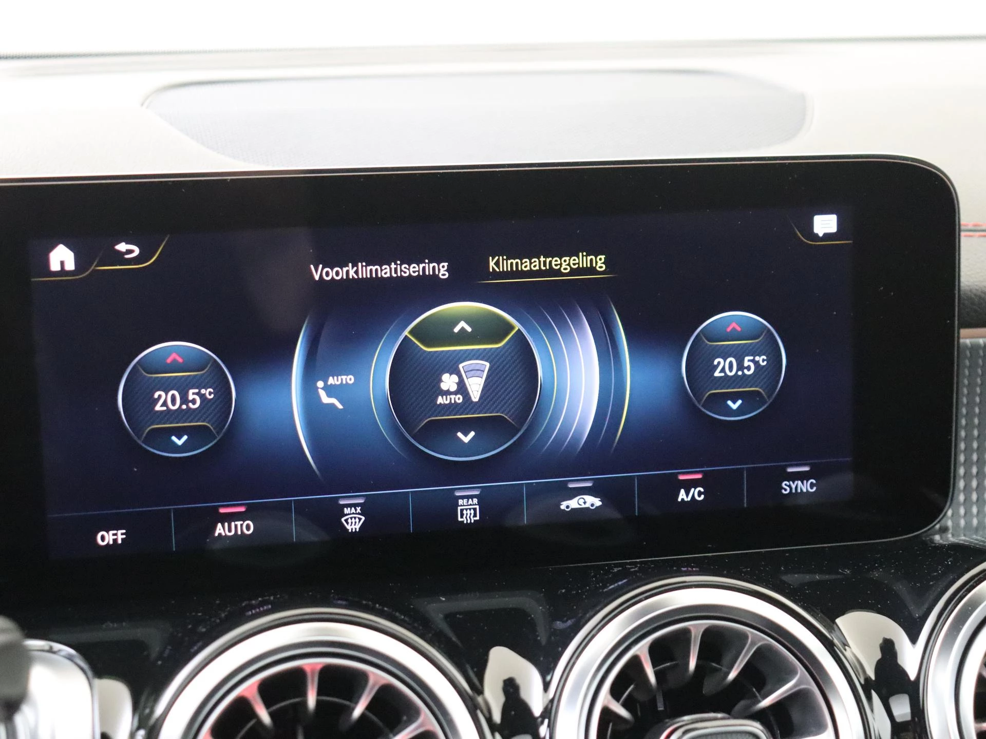 Mercedes-Benz-EQB-image-17