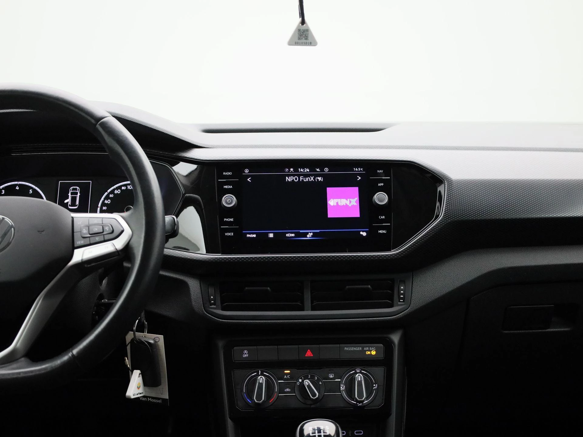 Volkswagen-T-Cross-image-8