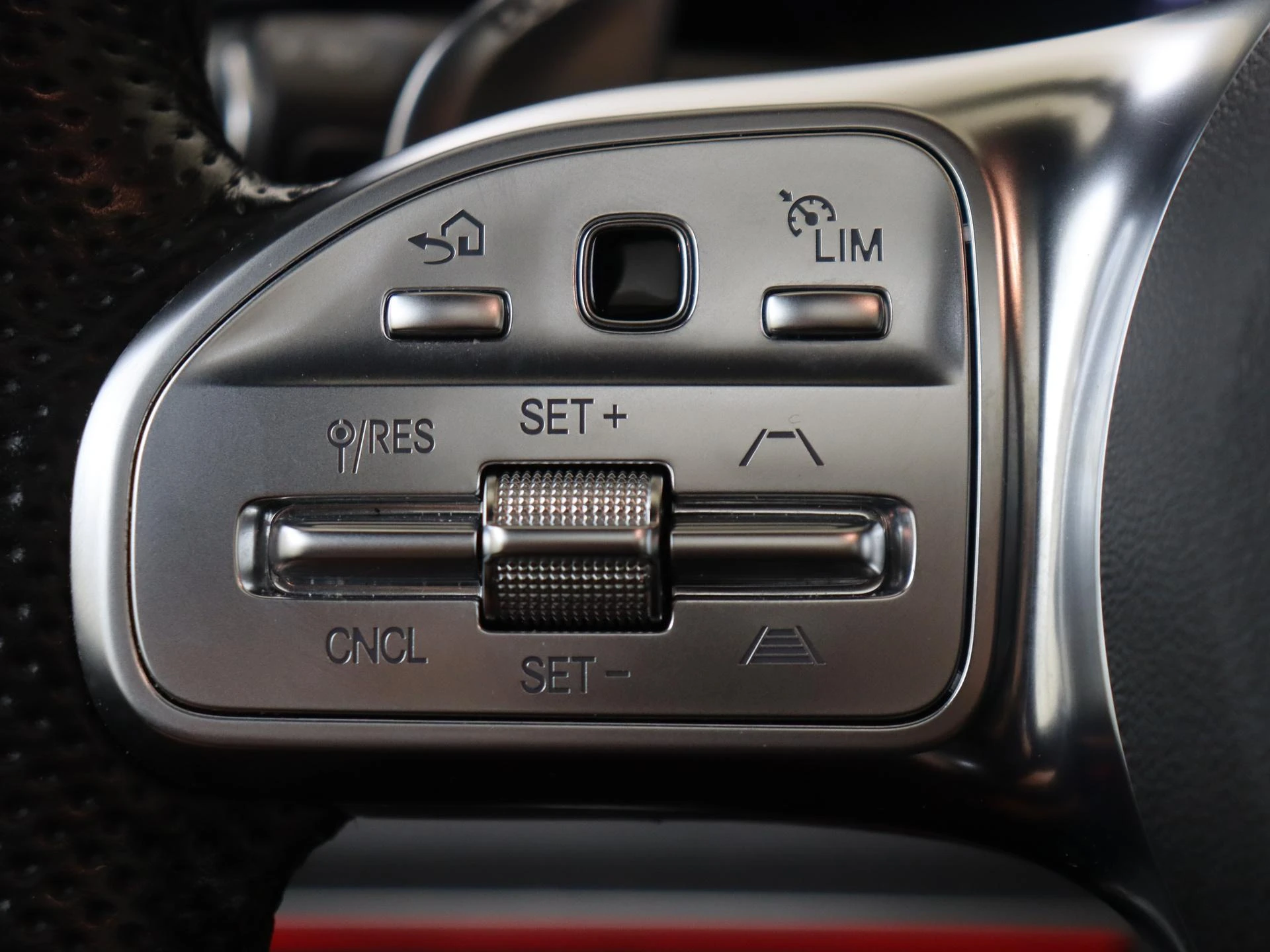 Mercedes-Benz-GLE-image-16