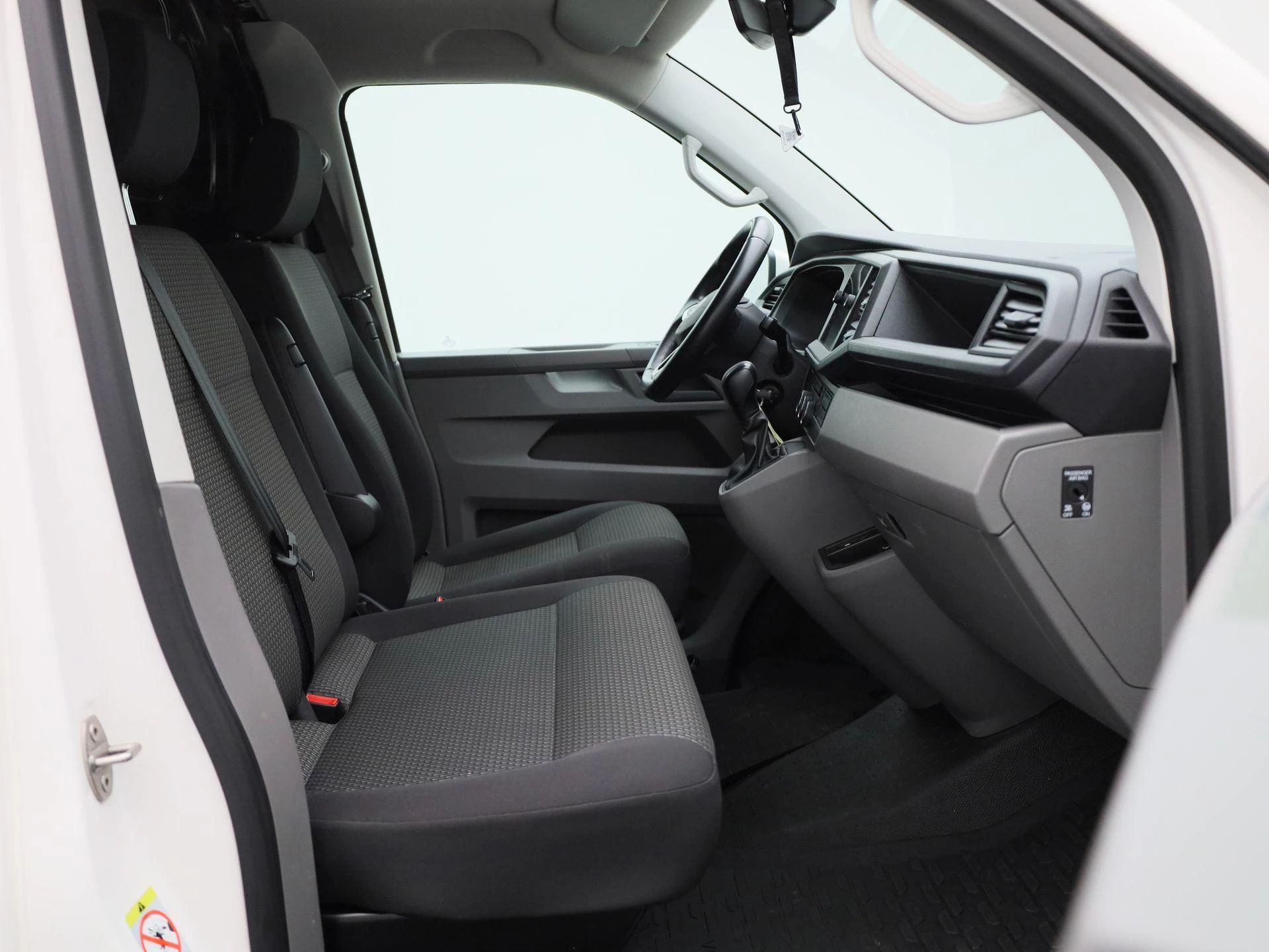 Volkswagen-Transporter-image-11