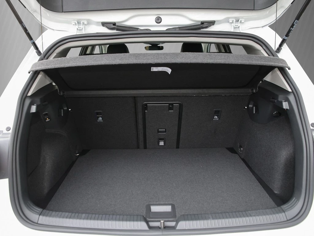 Volkswagen Golf 8 FL 1.5 eTSI Energy AHK, RFK, Navi VAL