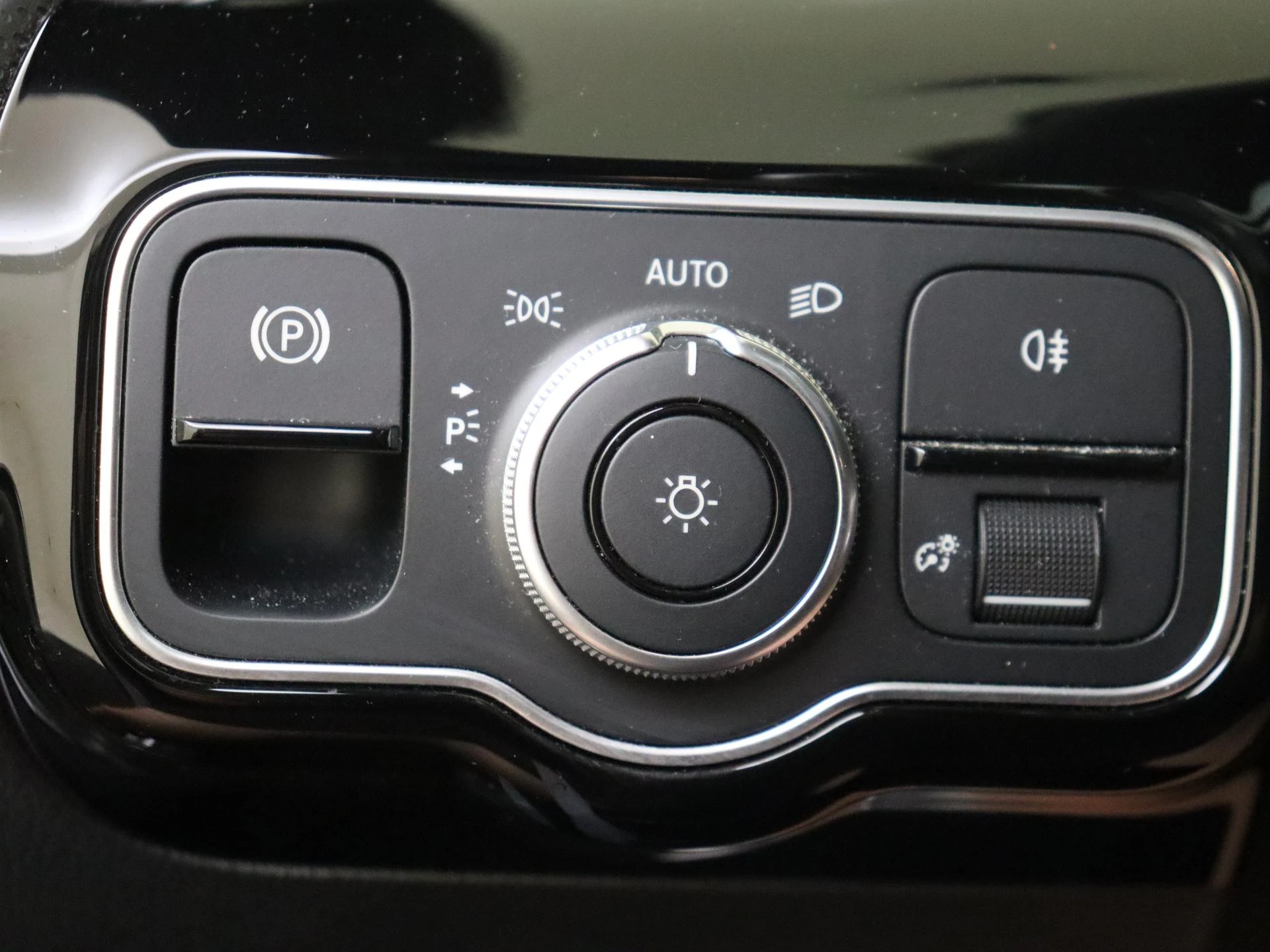 Mercedes-Benz-CLA-image-22