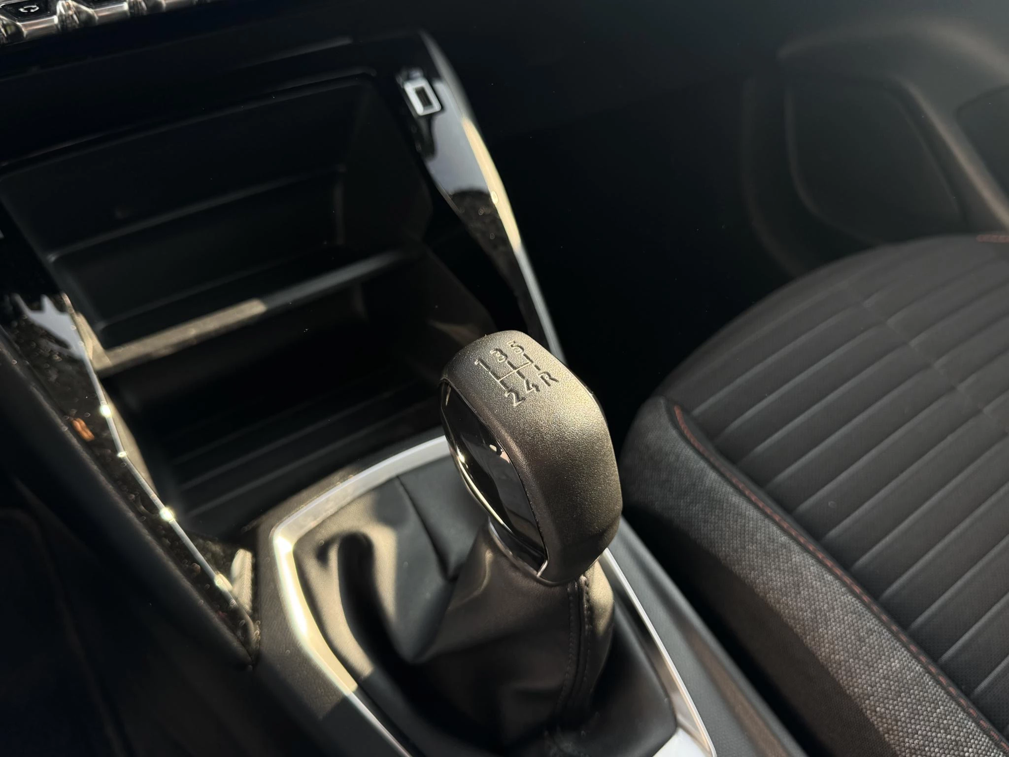 Peugeot-208-image-16
