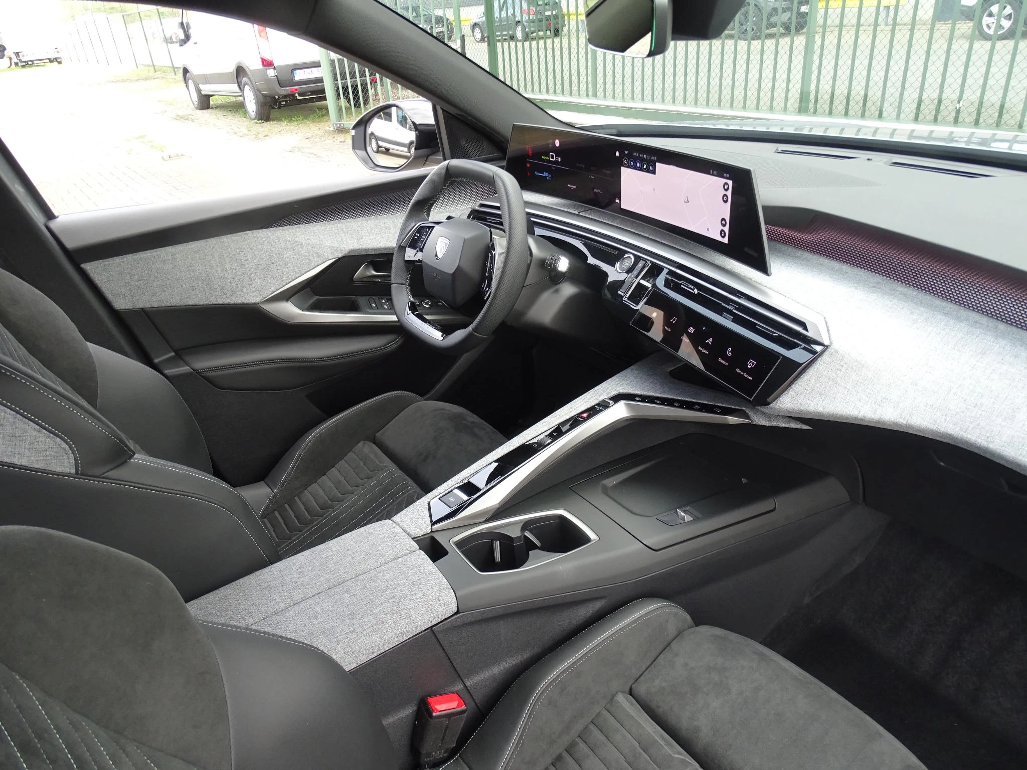 Peugeot-e-5008-image-14
