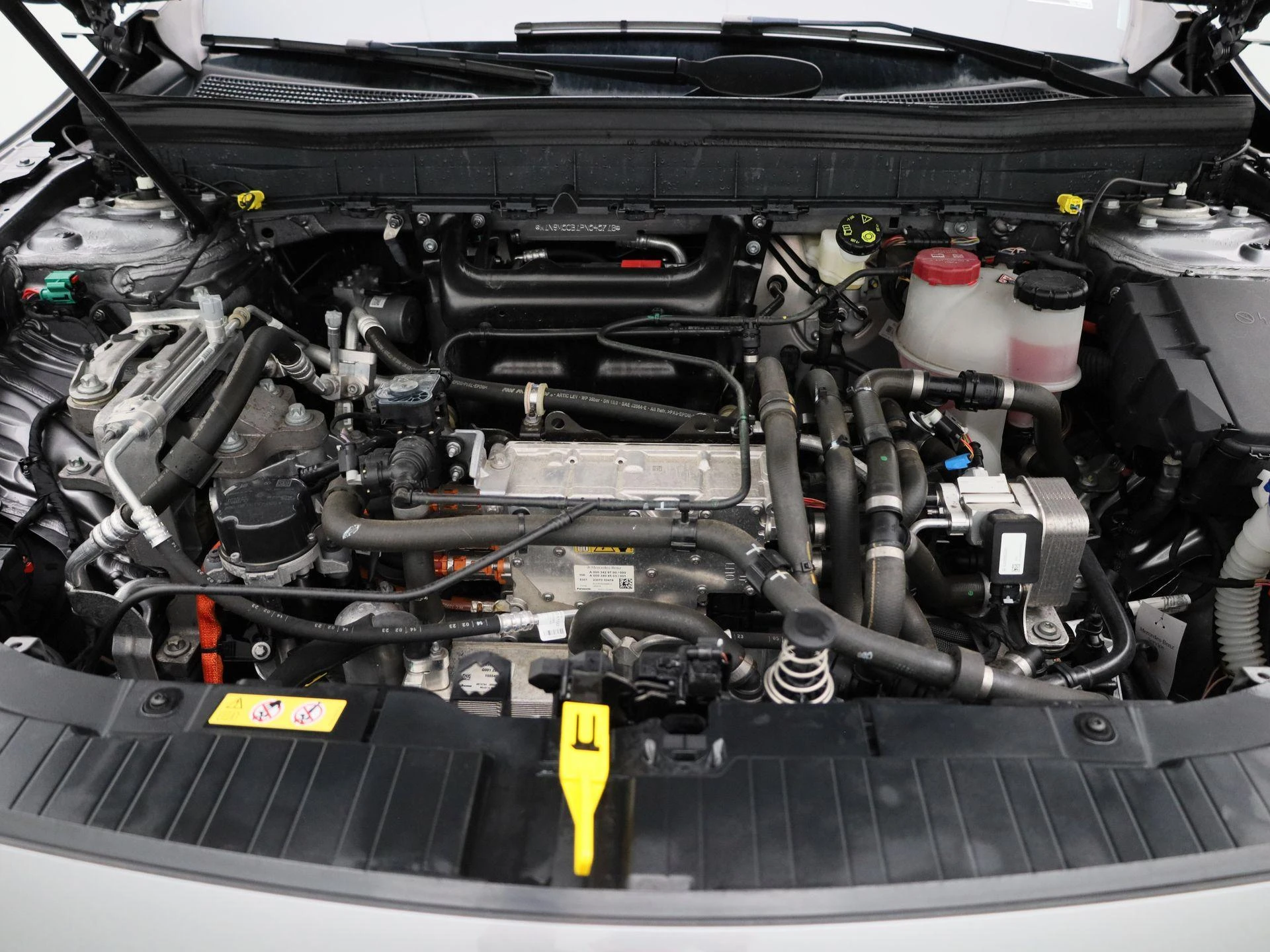 Mercedes-Benz-EQB-image-38