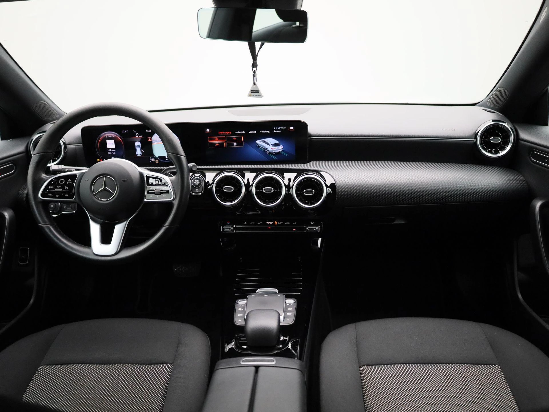 Mercedes-Benz-CLA-image-35
