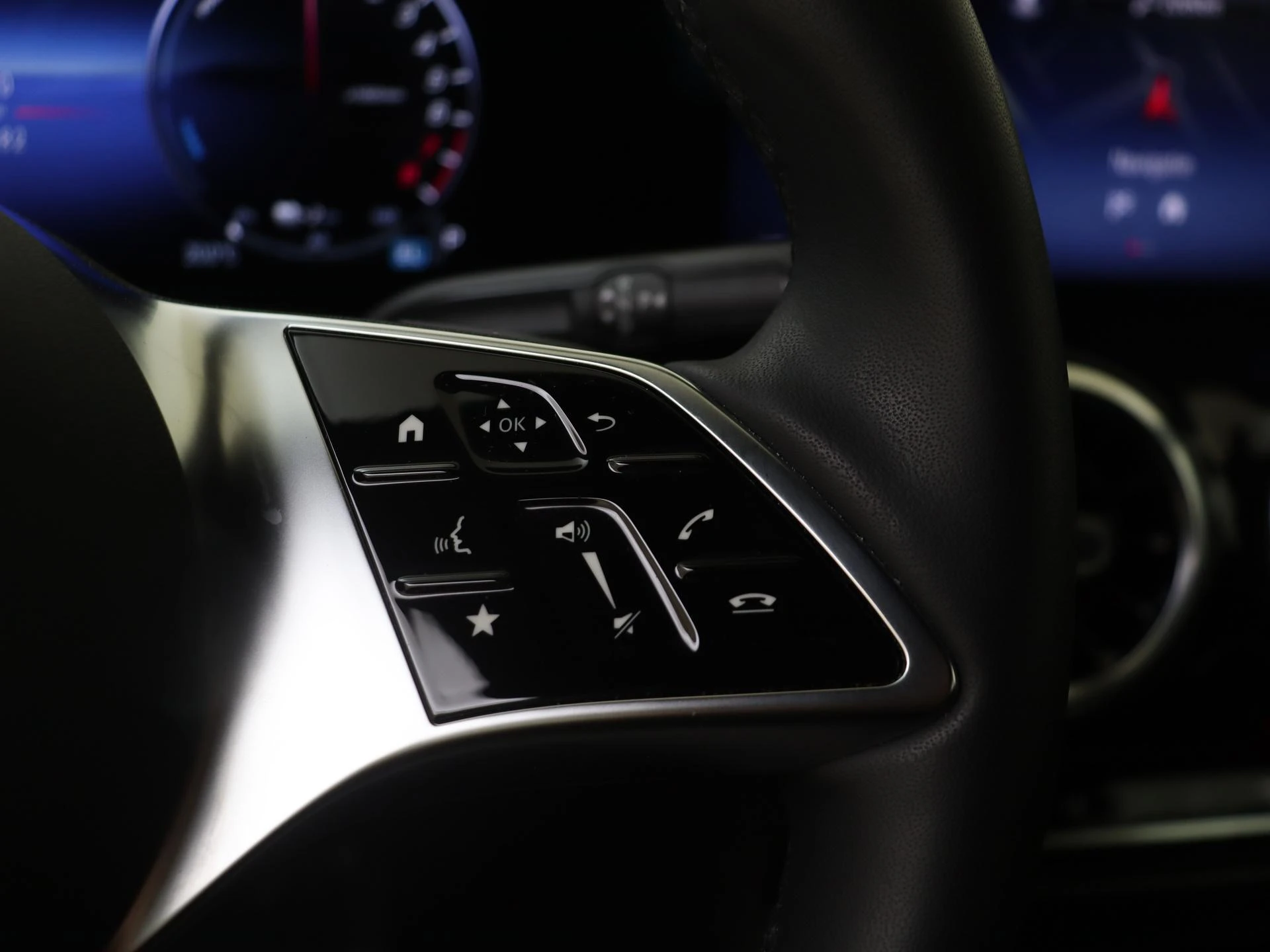 Mercedes-Benz-GLA-image-12