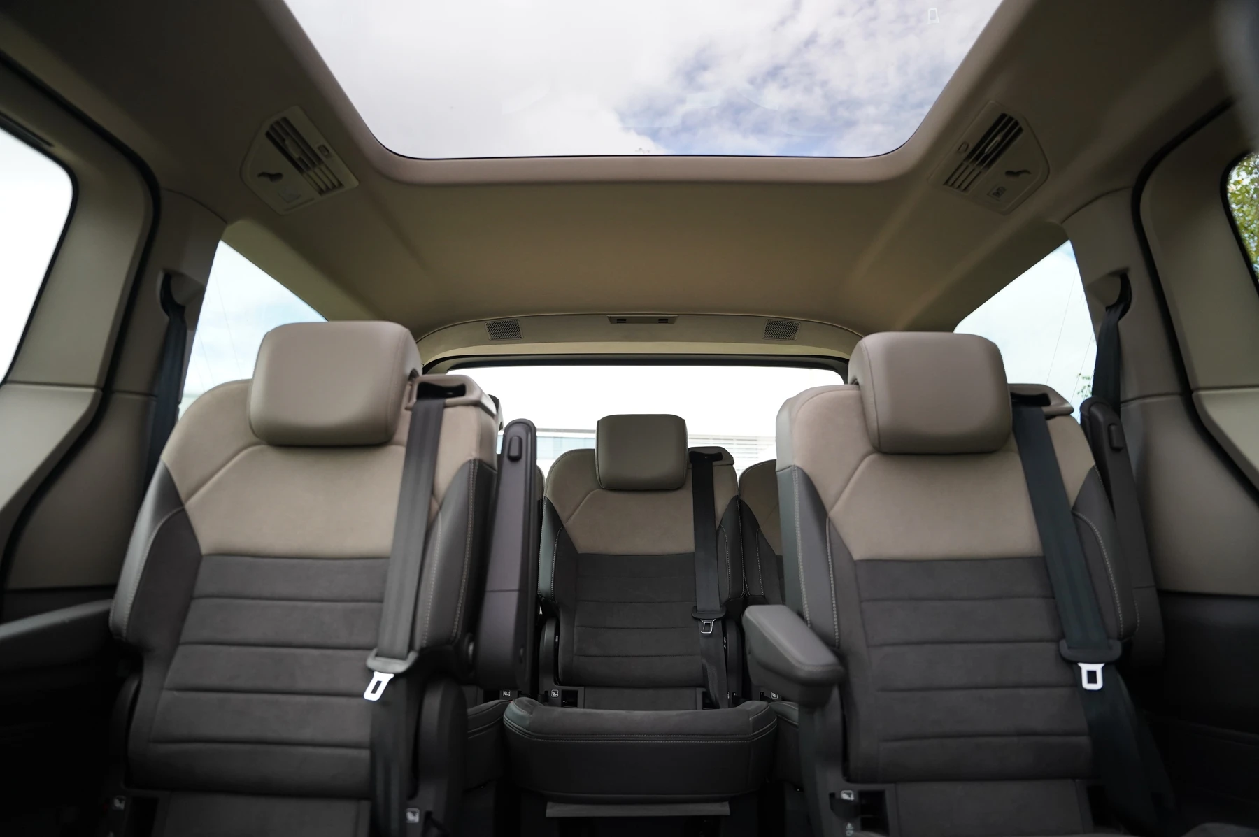 Volkswagen-Multivan-image-10