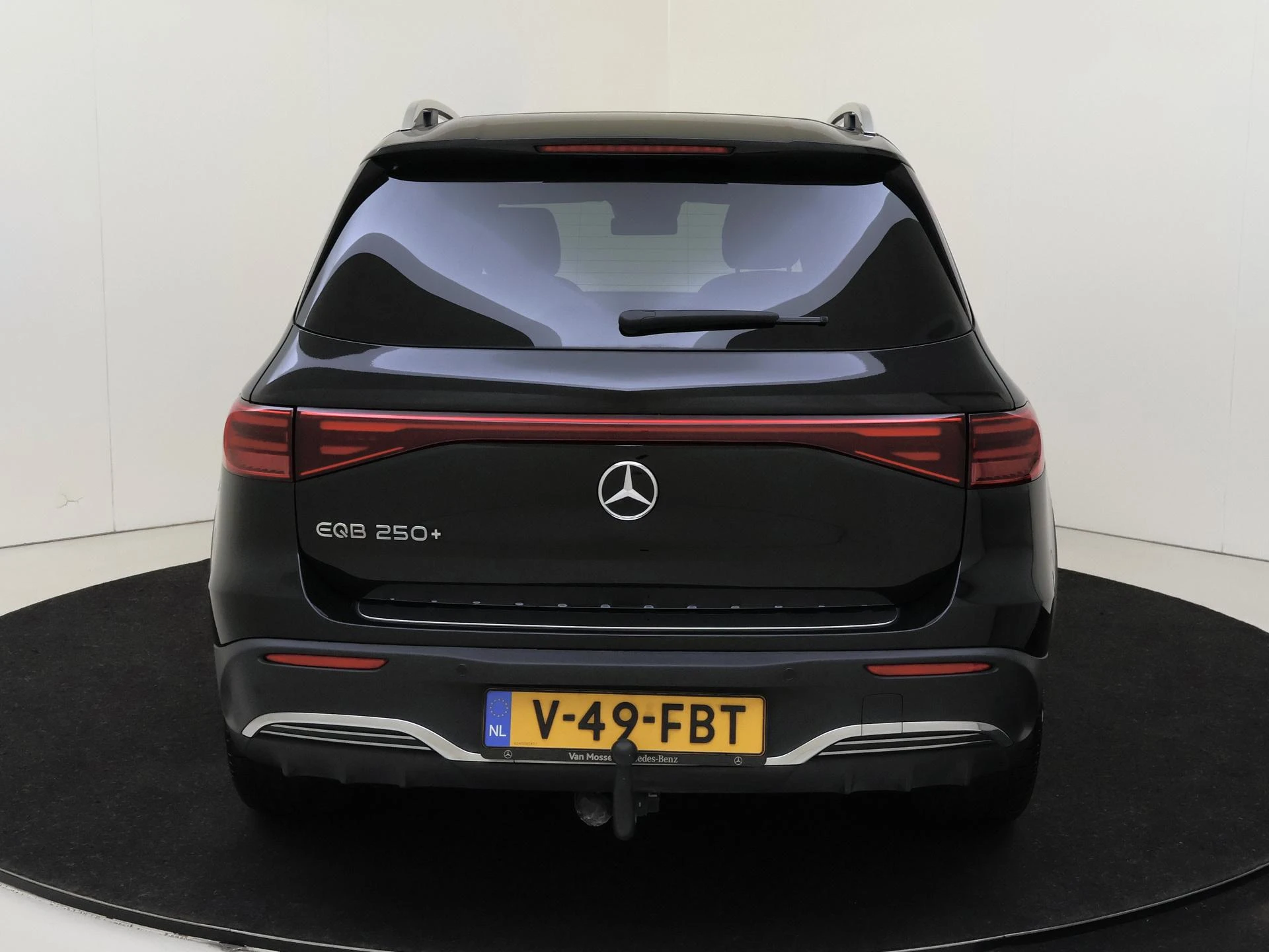 Mercedes-Benz-EQB-image-6