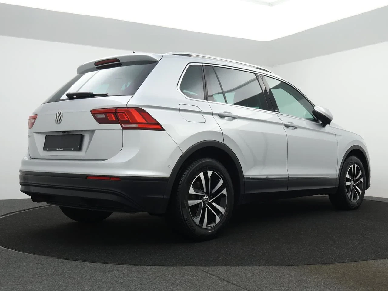 Volkswagen-Tiguan-image-13