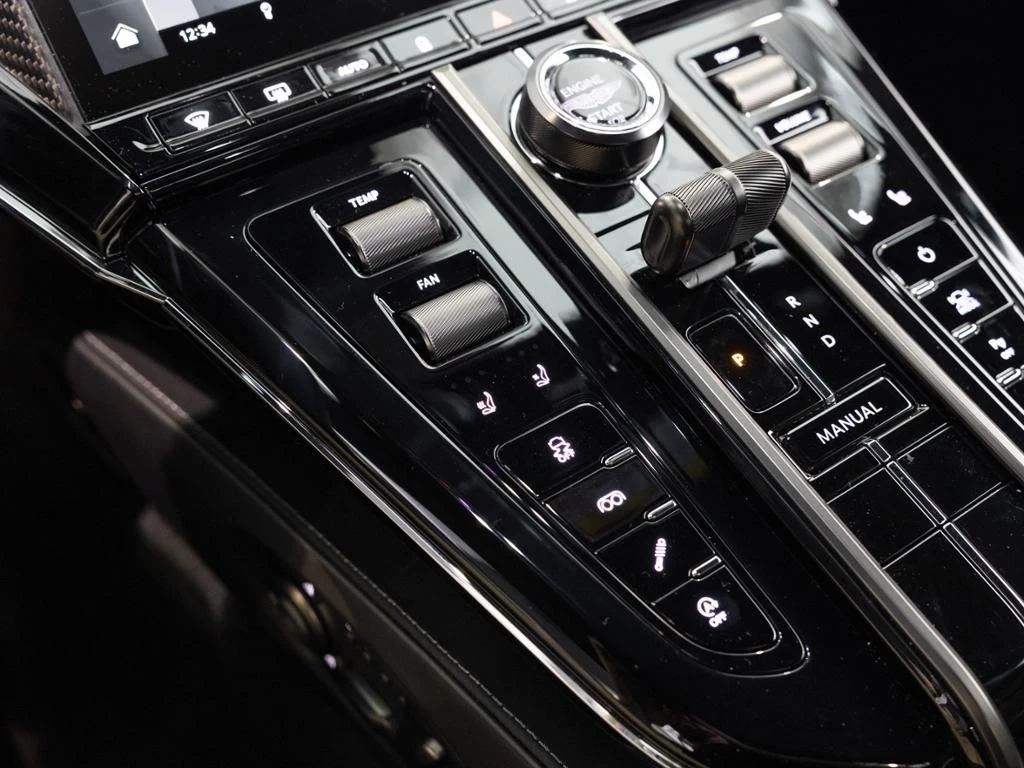 Aston Martin-V8 Vantage-image-26