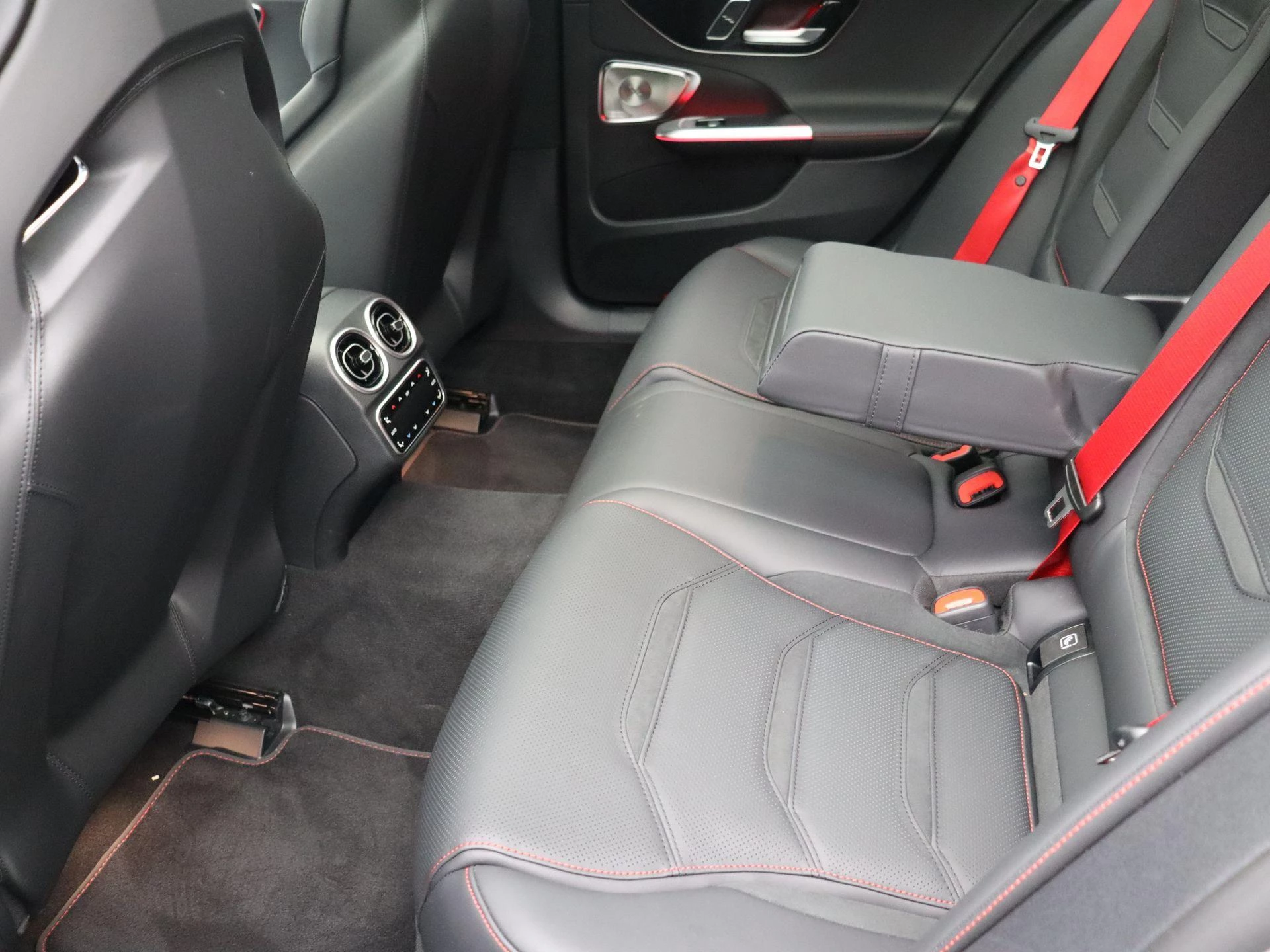 Mercedes-Benz-C-Klasse-image-19