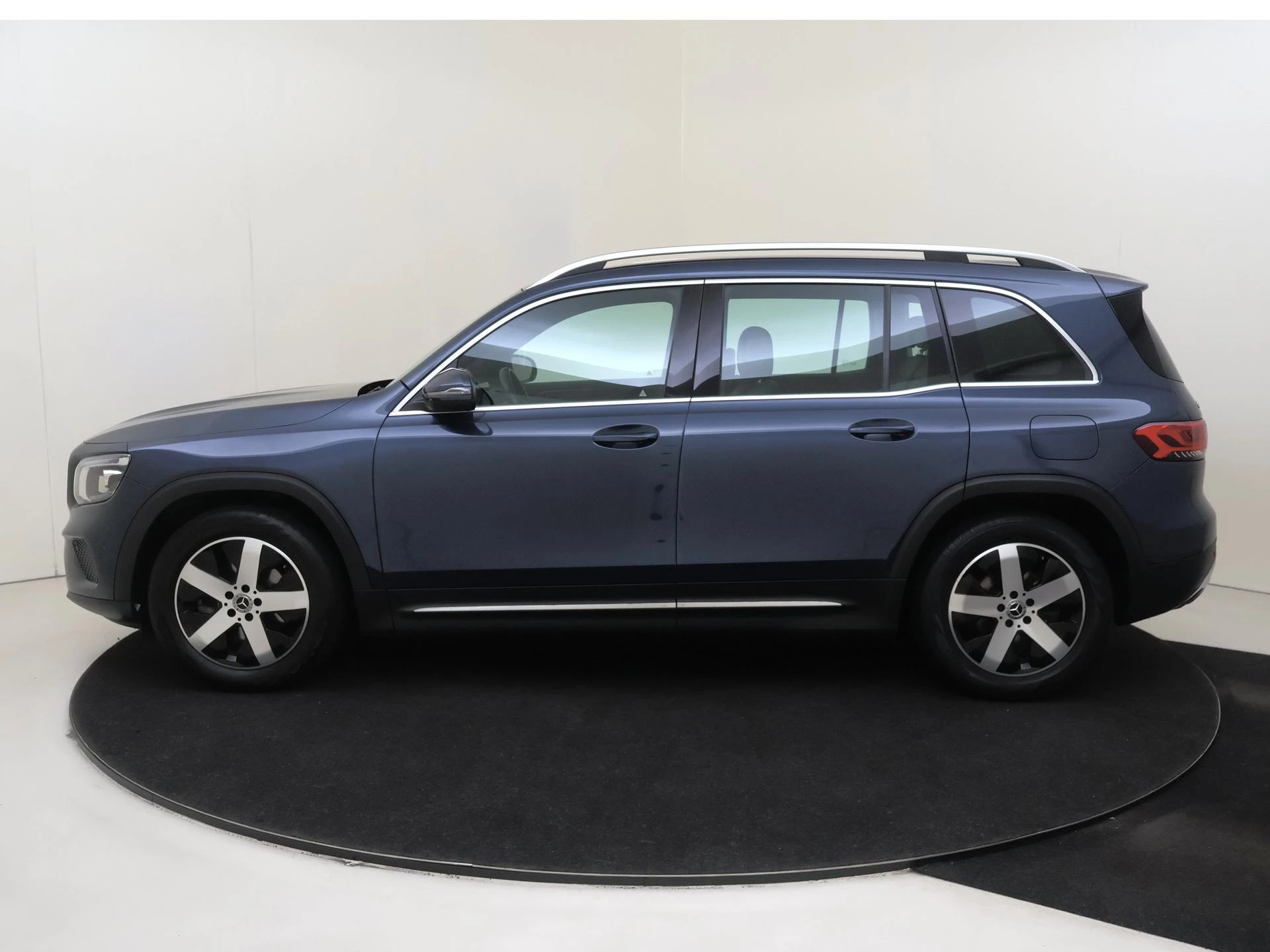 Mercedes-Benz-GLB-image-7