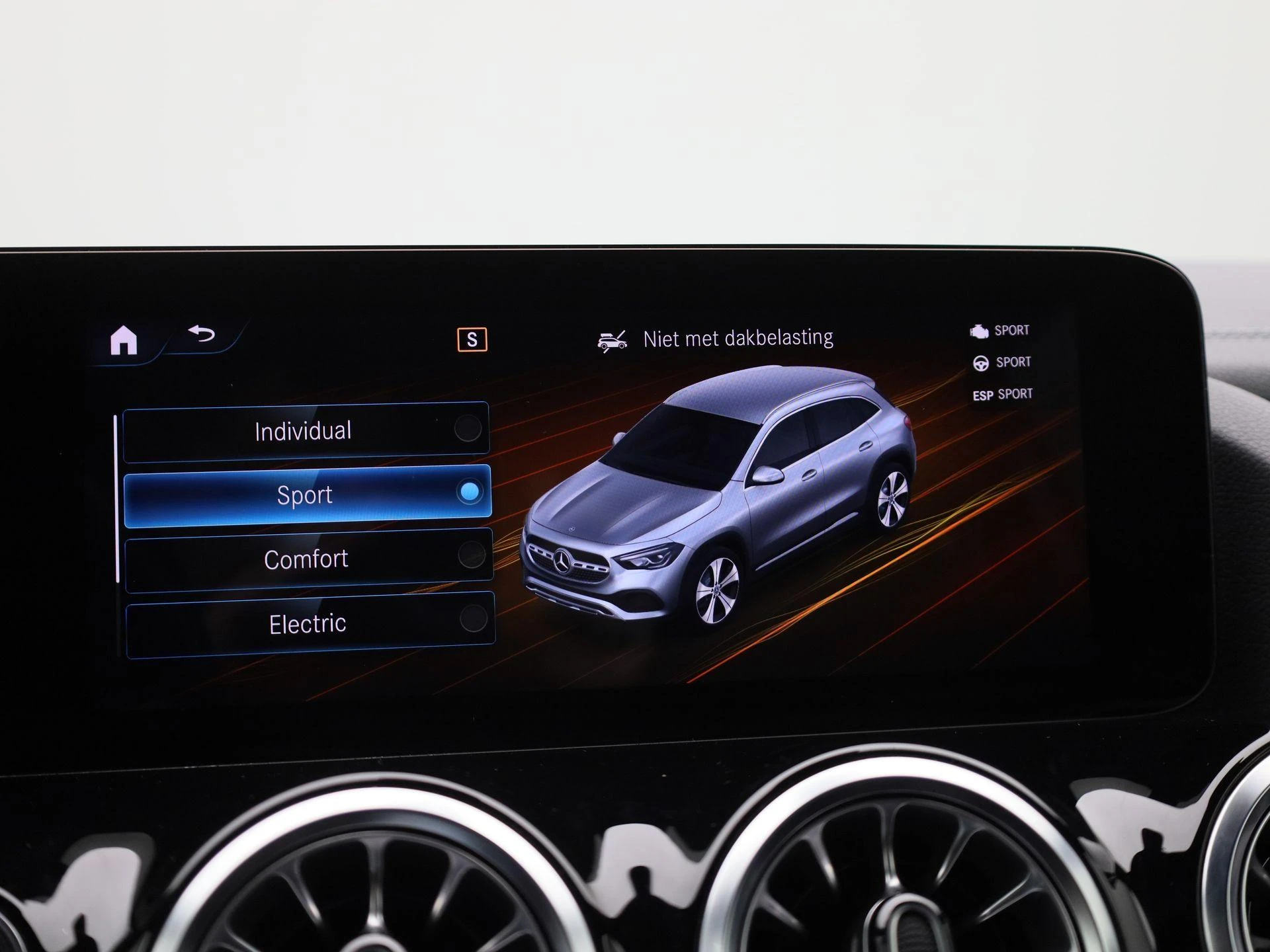 Mercedes-Benz-GLA-image-26
