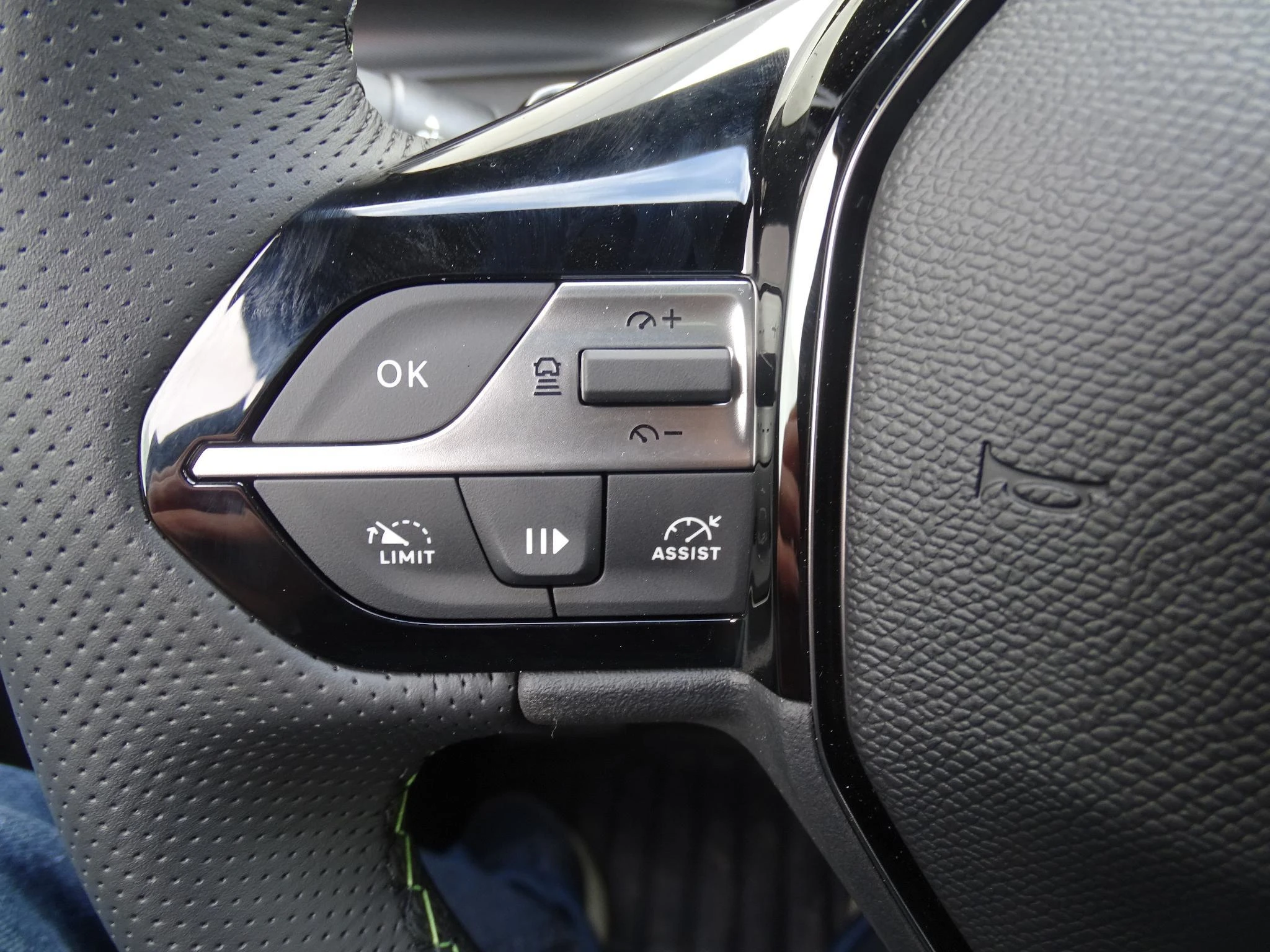 Peugeot-408-image-13