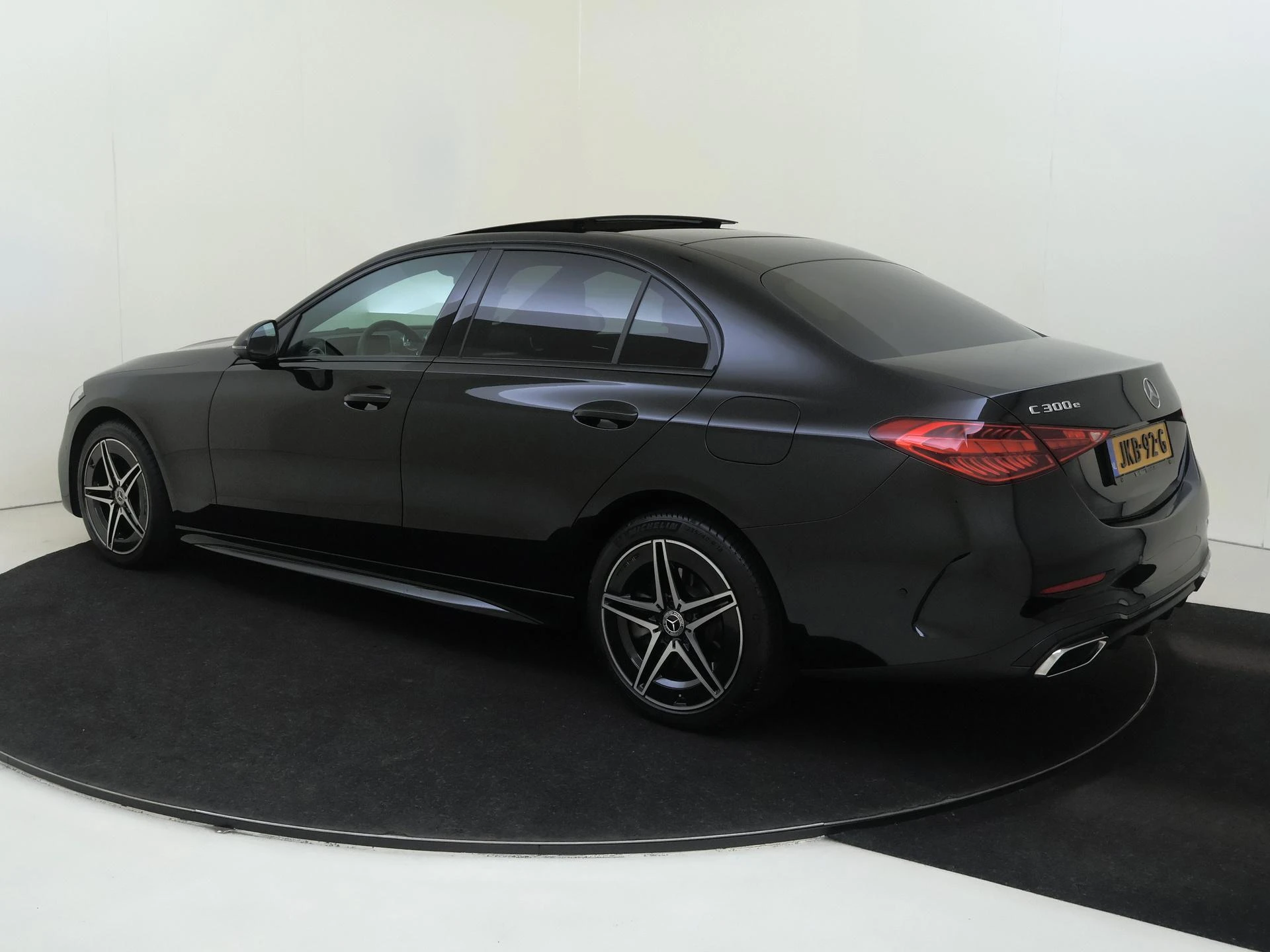 Mercedes-Benz-C-Klasse-image-2