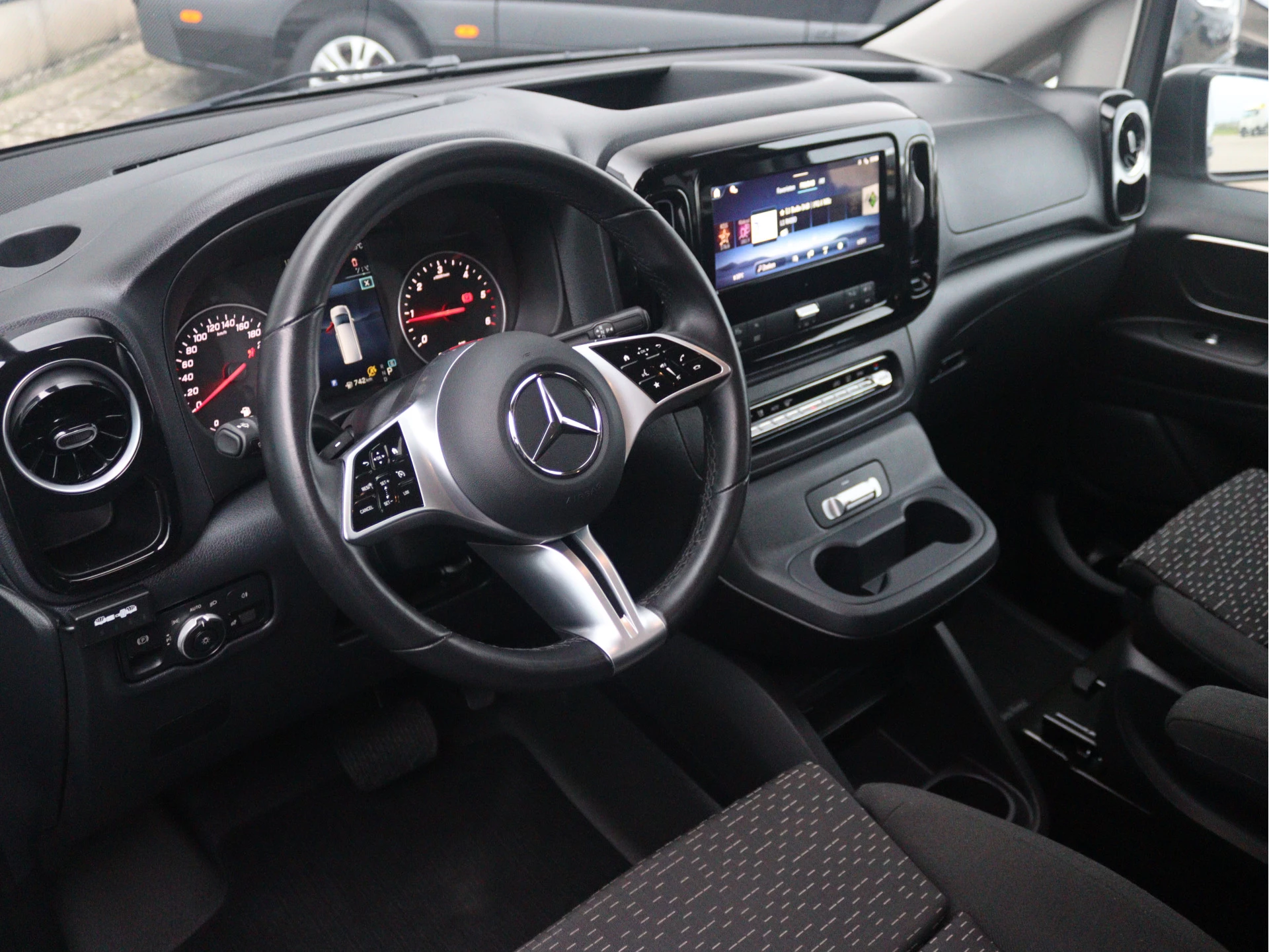 Mercedes-Benz-Vito-image-3