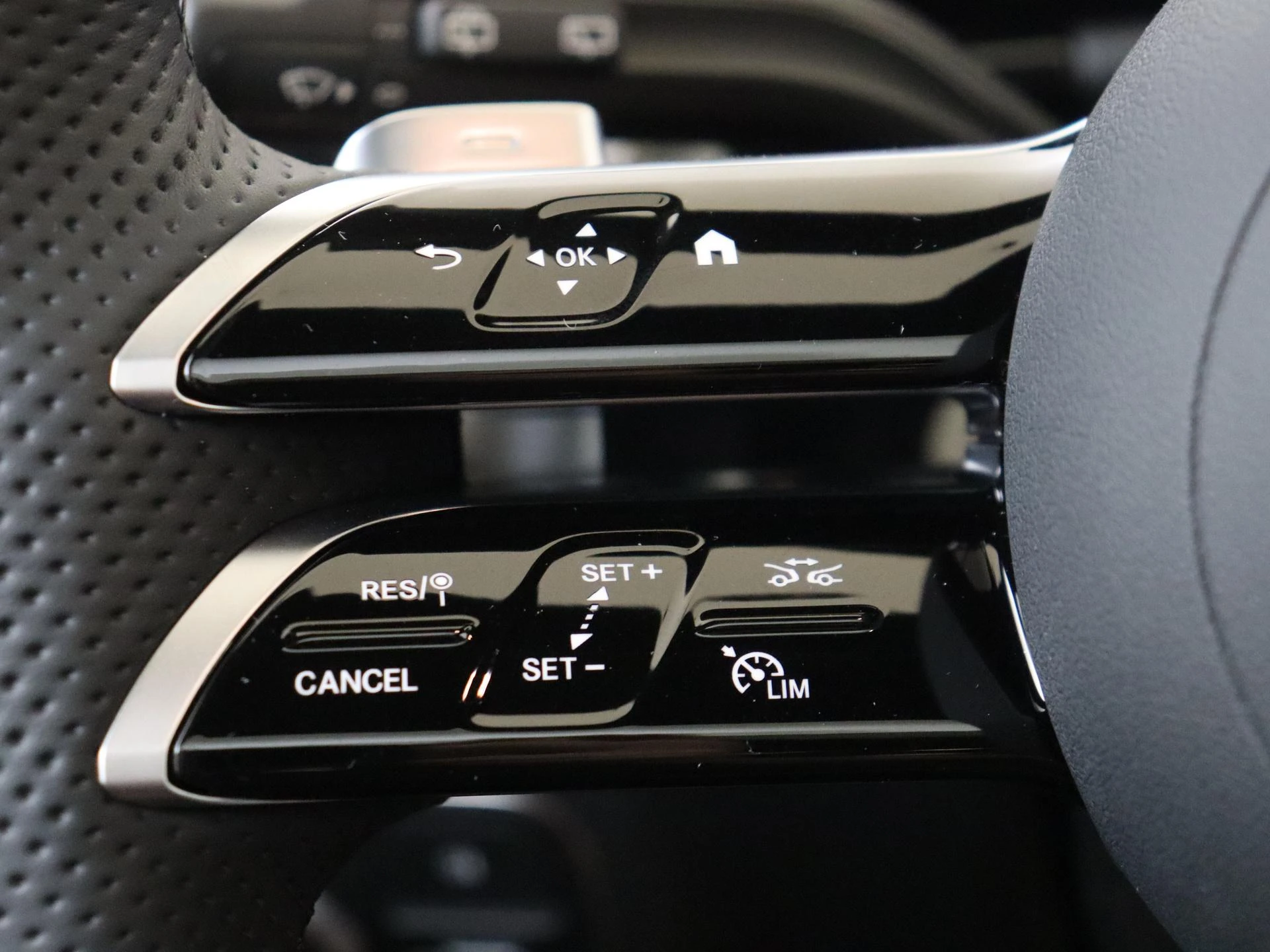 Mercedes-Benz-GLA-image-12