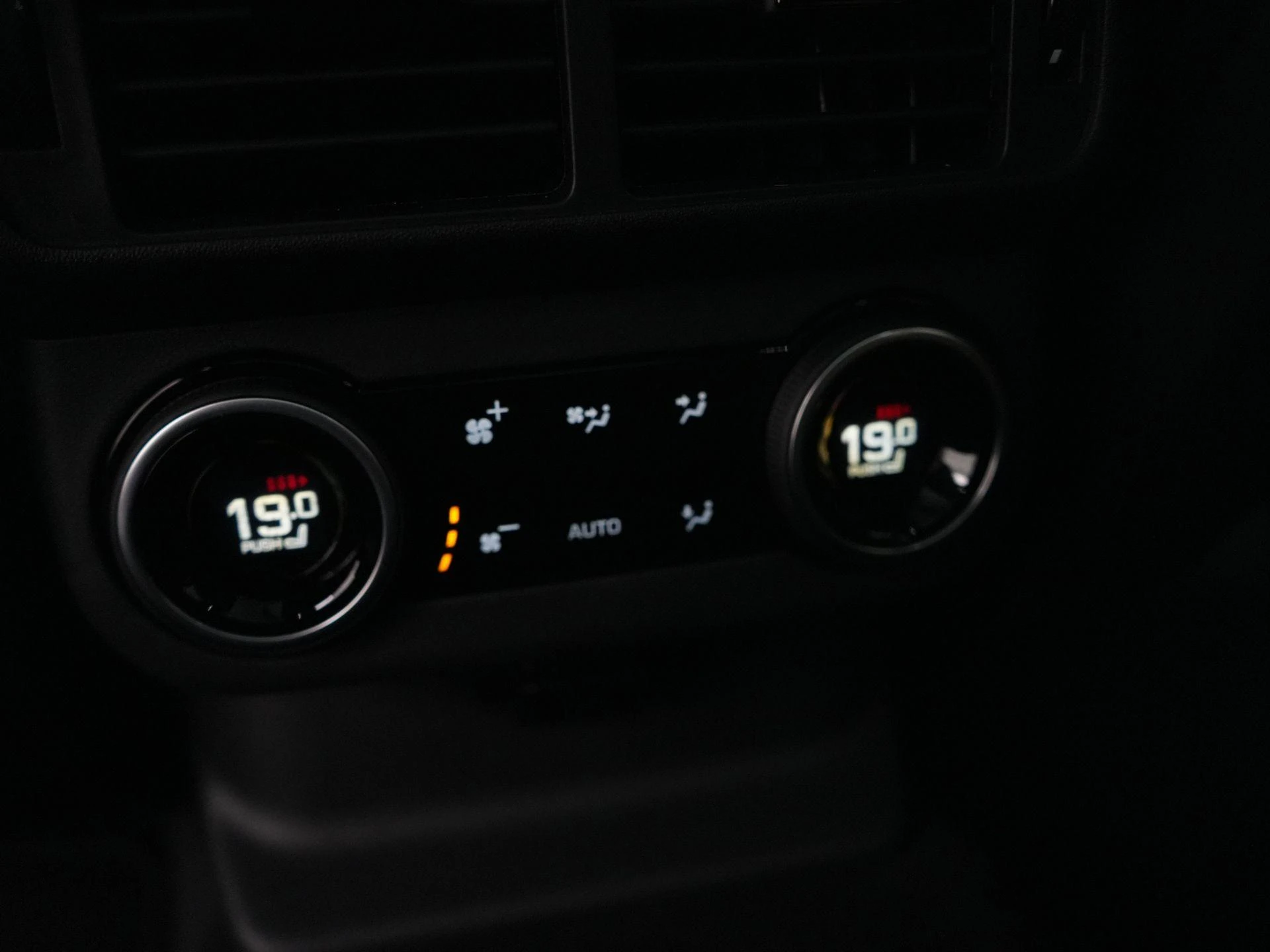 Land Rover-Range Rover Velar-image-48