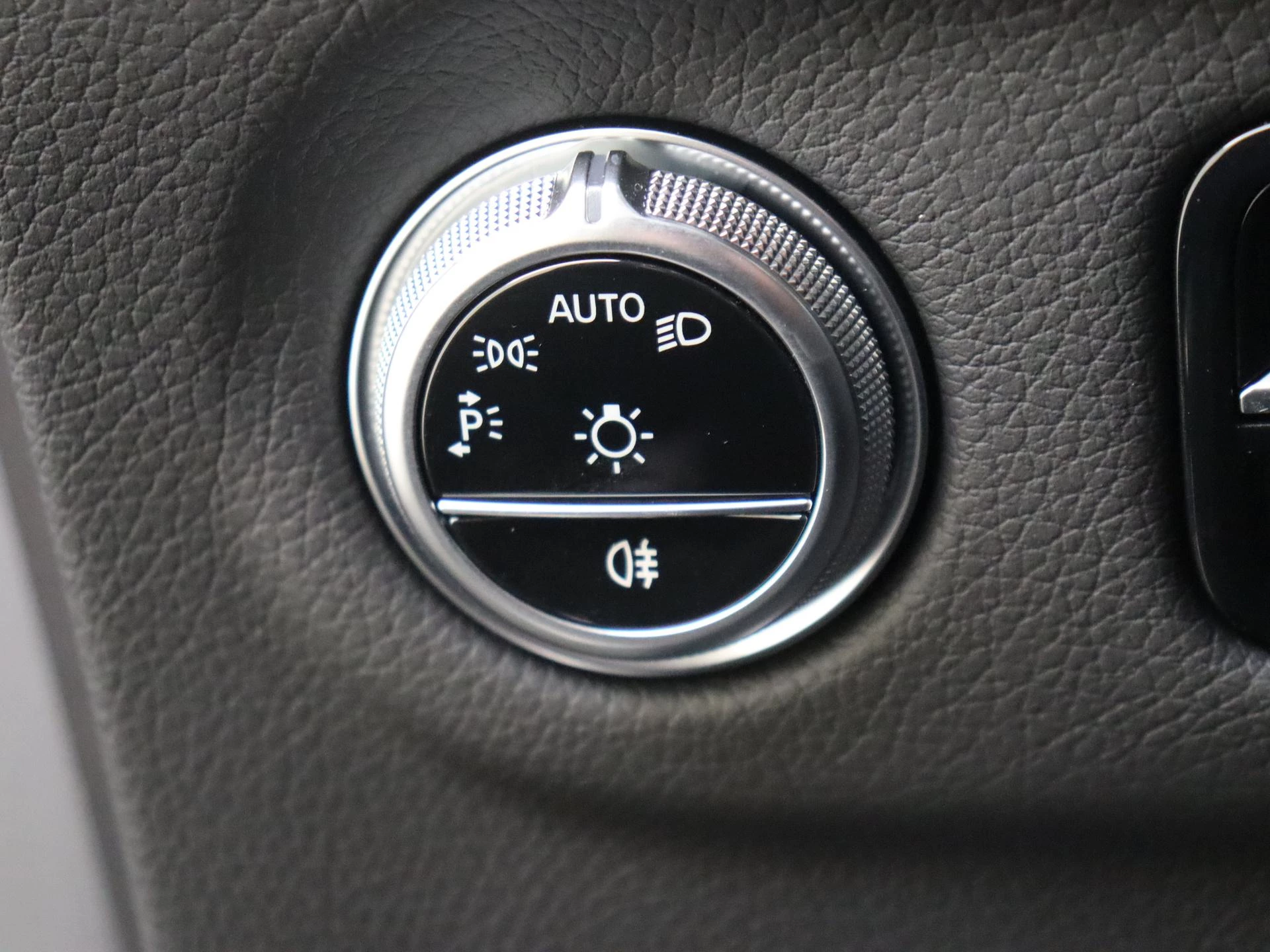 Mercedes-Benz-EQS-image-23