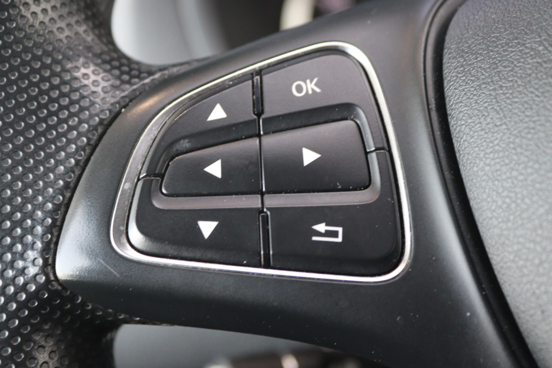 Mercedes-Benz-Vito-image-11