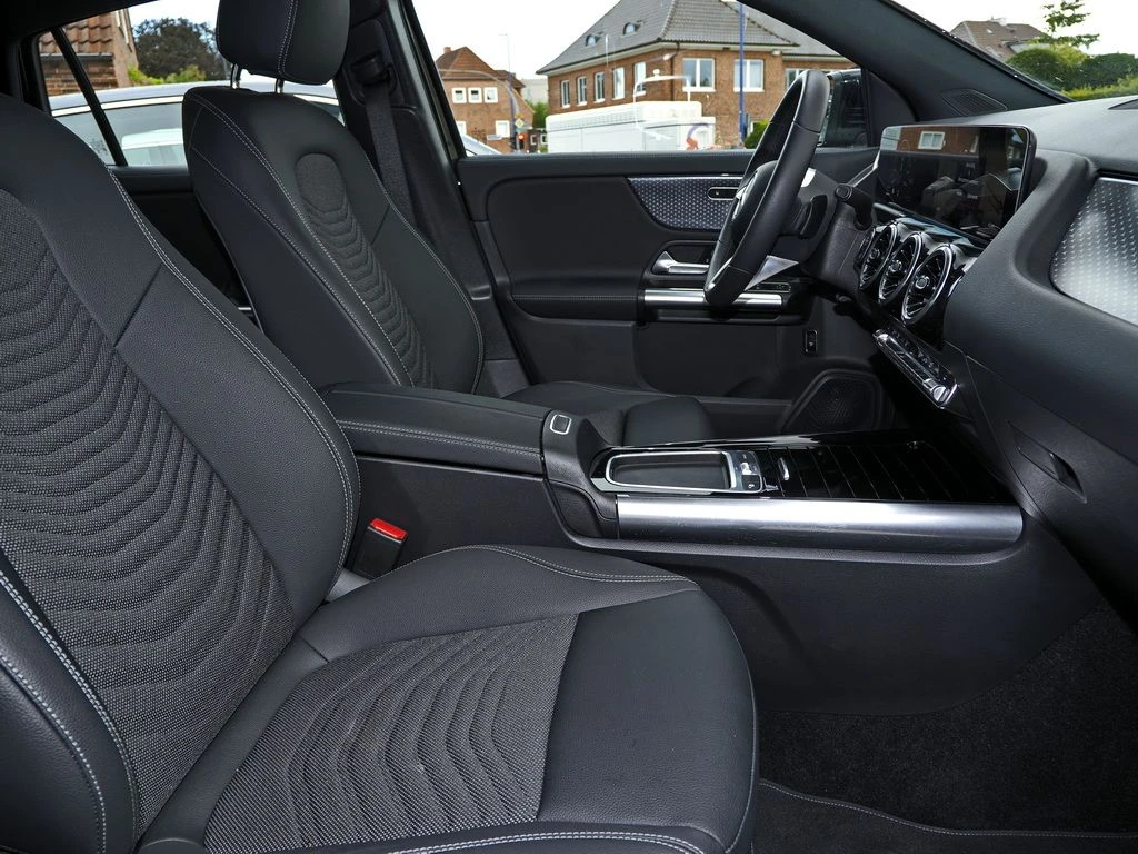 Mercedes-Benz-GLA 200 d-image-11
