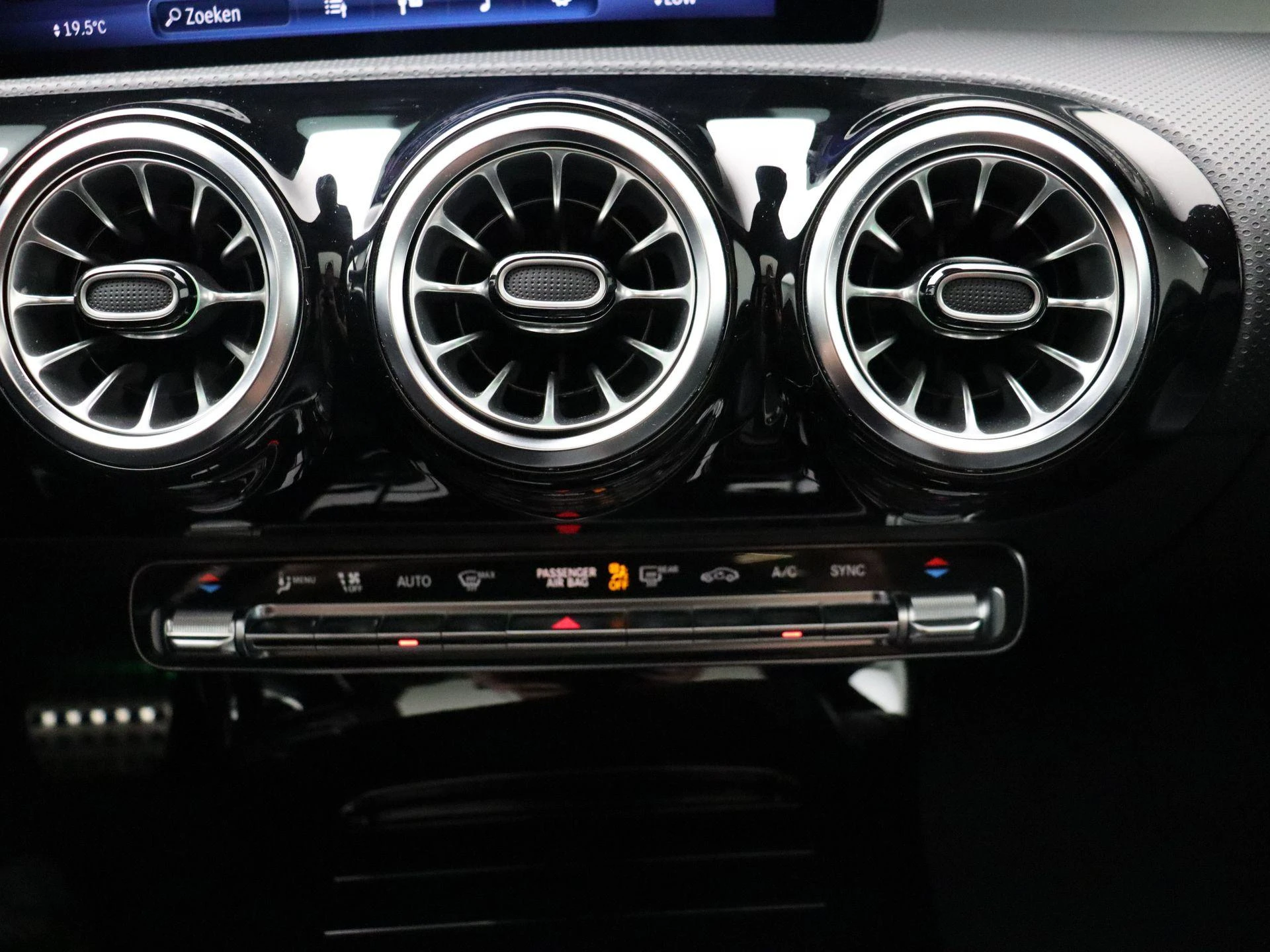Mercedes-Benz-CLA-image-20