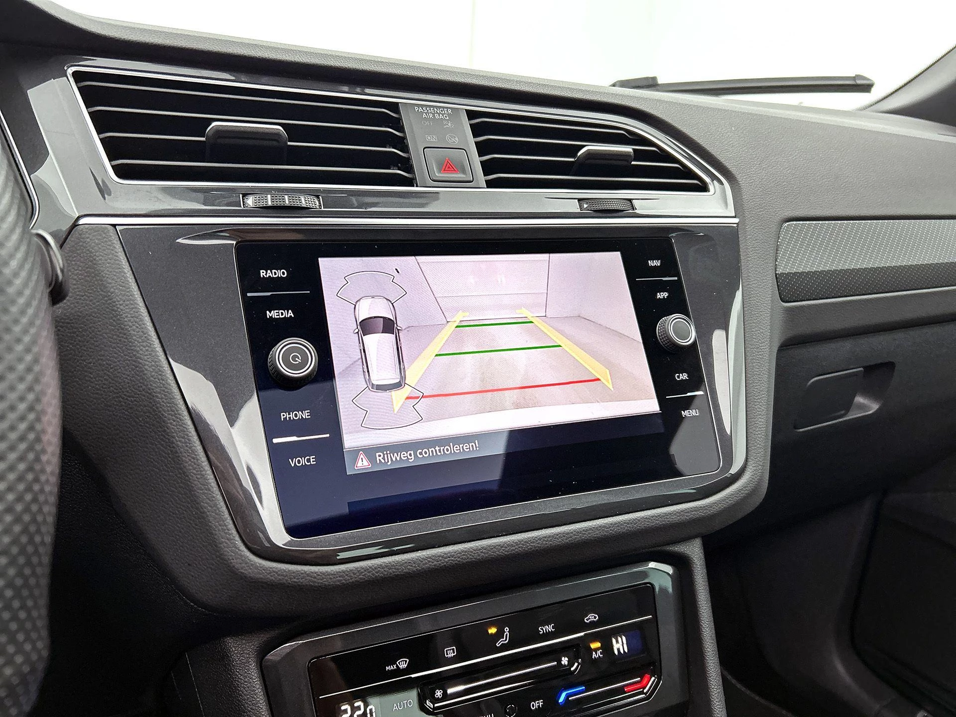 Volkswagen-Tiguan-image-12