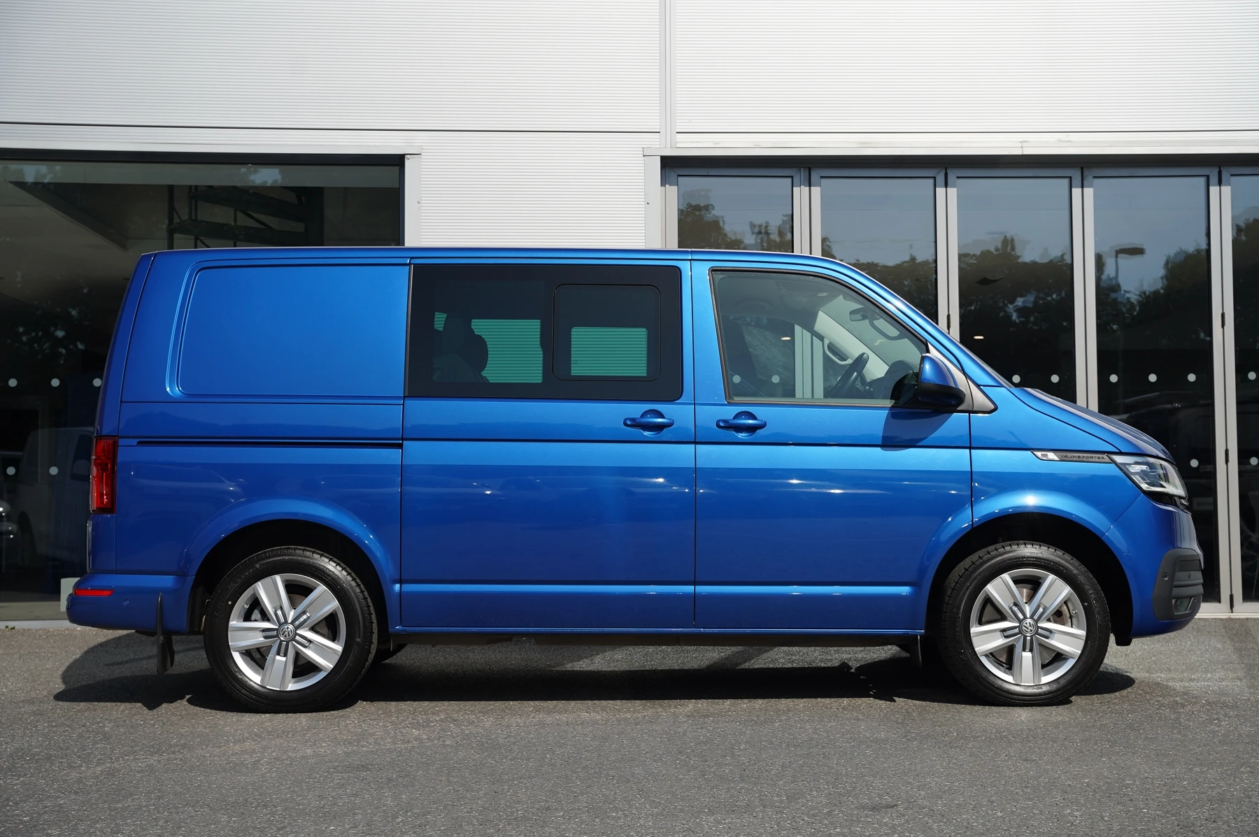 Volkswagen-Transporter-image-3