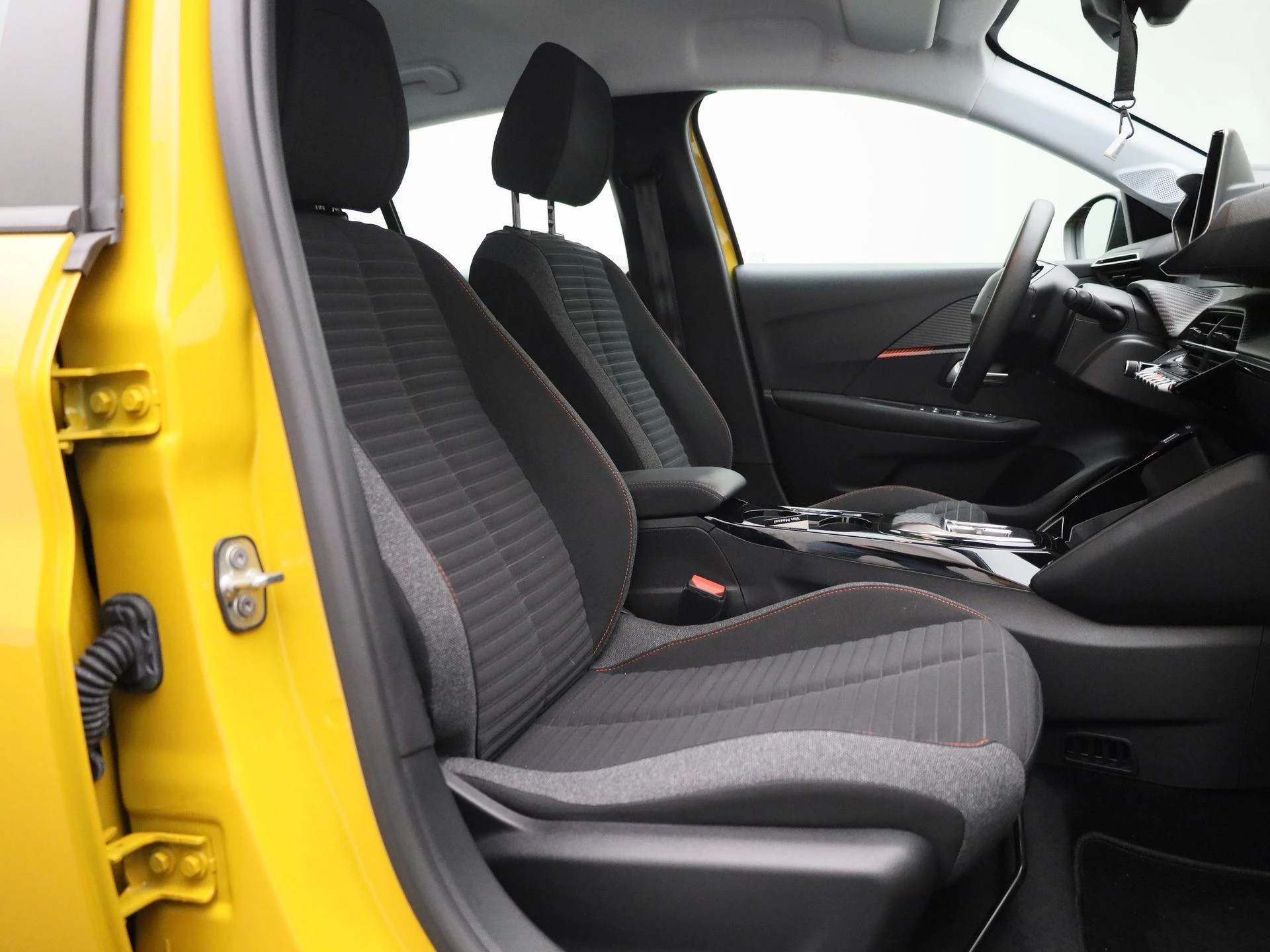 Peugeot-e-208-image-27