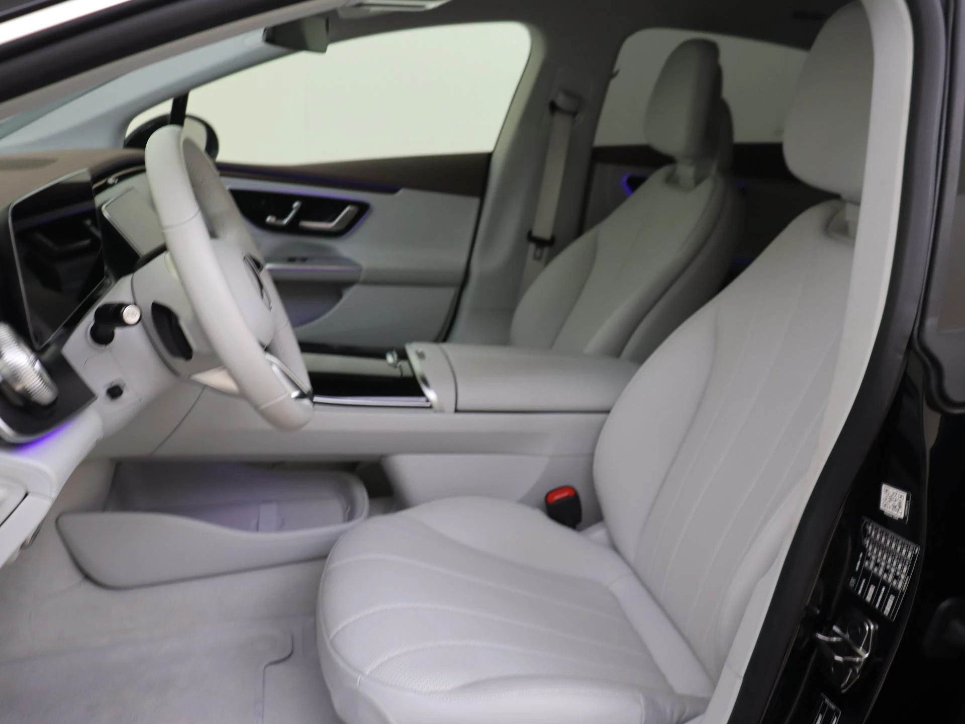 Mercedes-Benz-EQE-image-10
