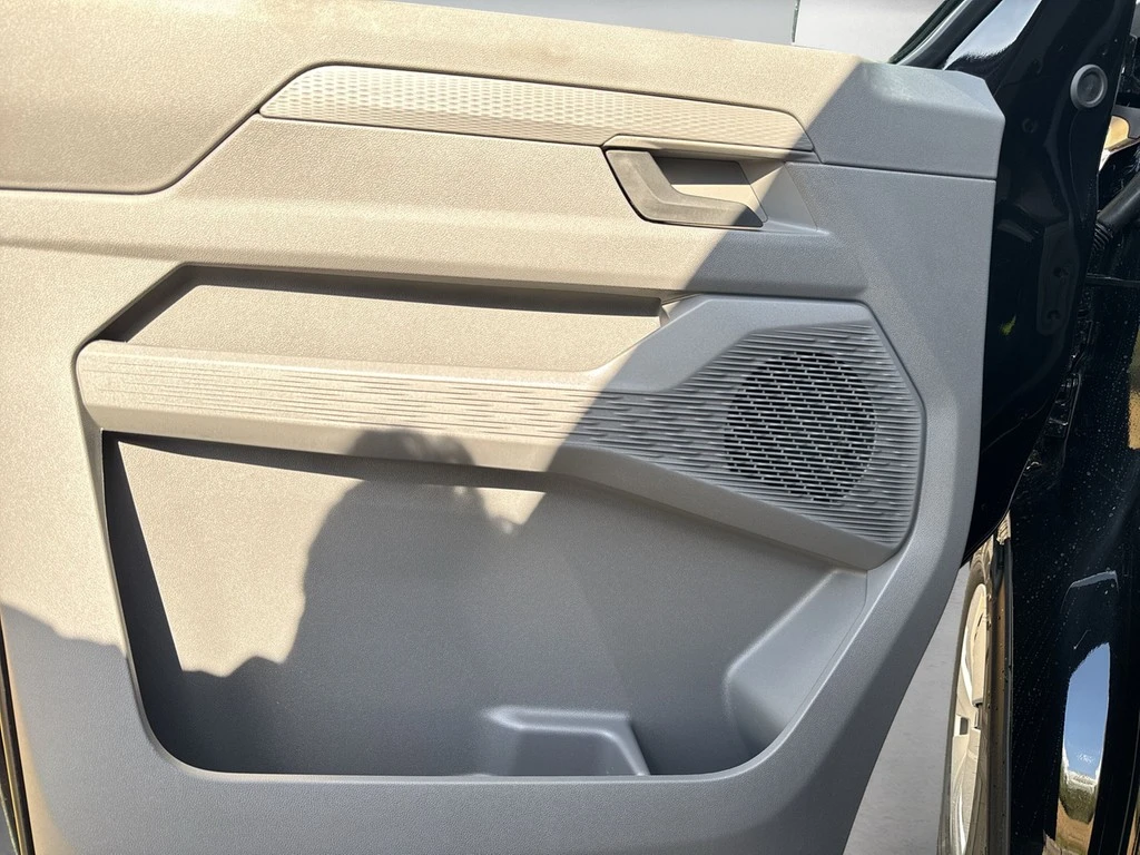 Volkswagen-Caravelle-image-5