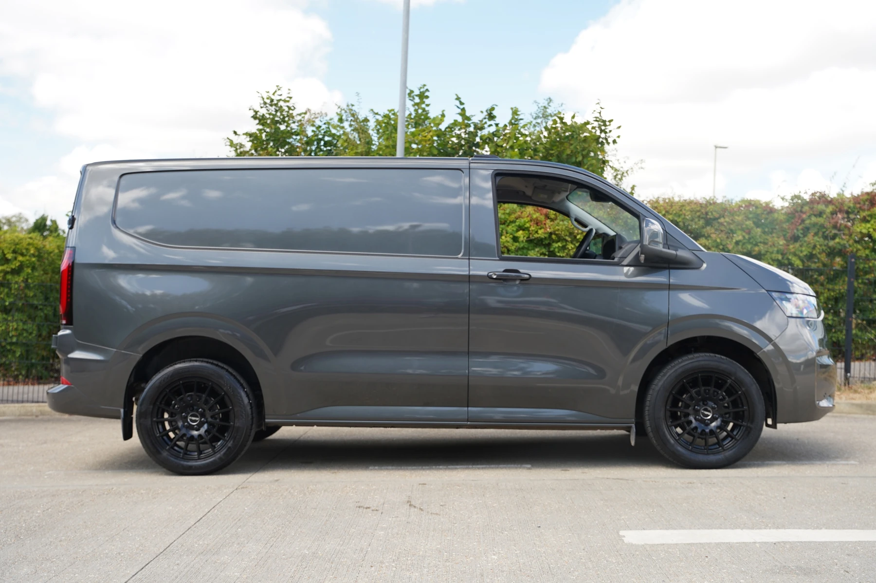 Volkswagen-Transporter-image-3