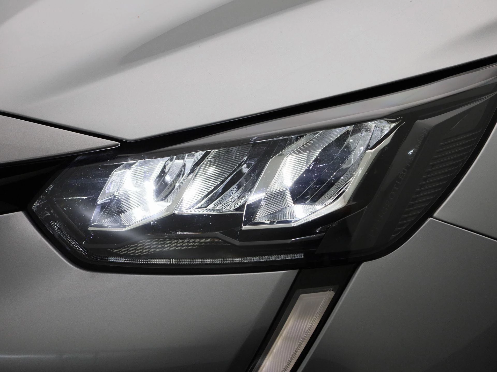 Peugeot-e-208-image-16