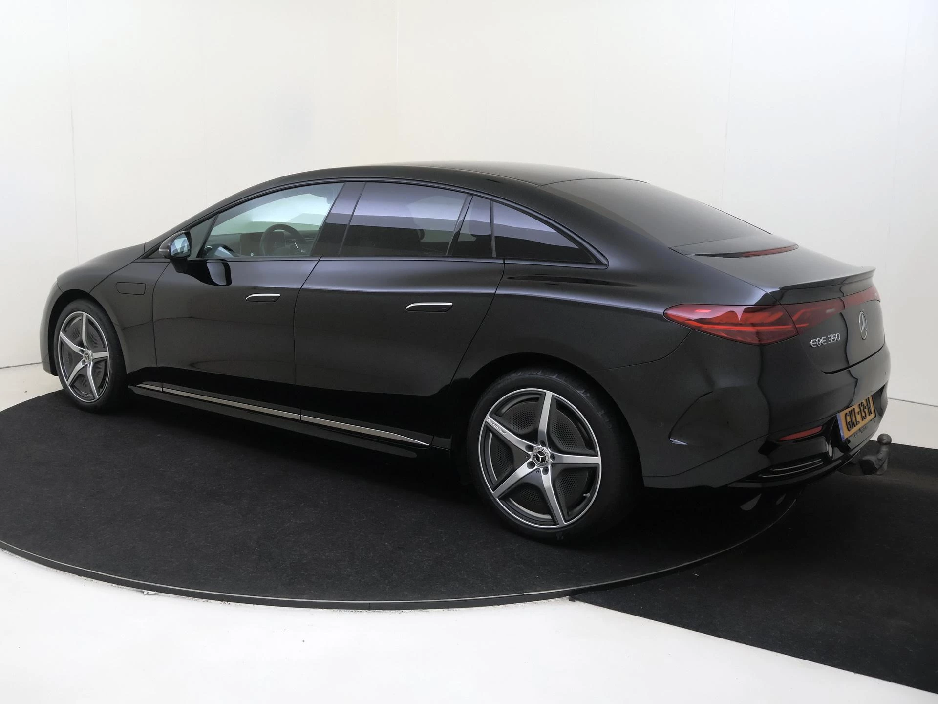 Mercedes-Benz-EQE-image-2