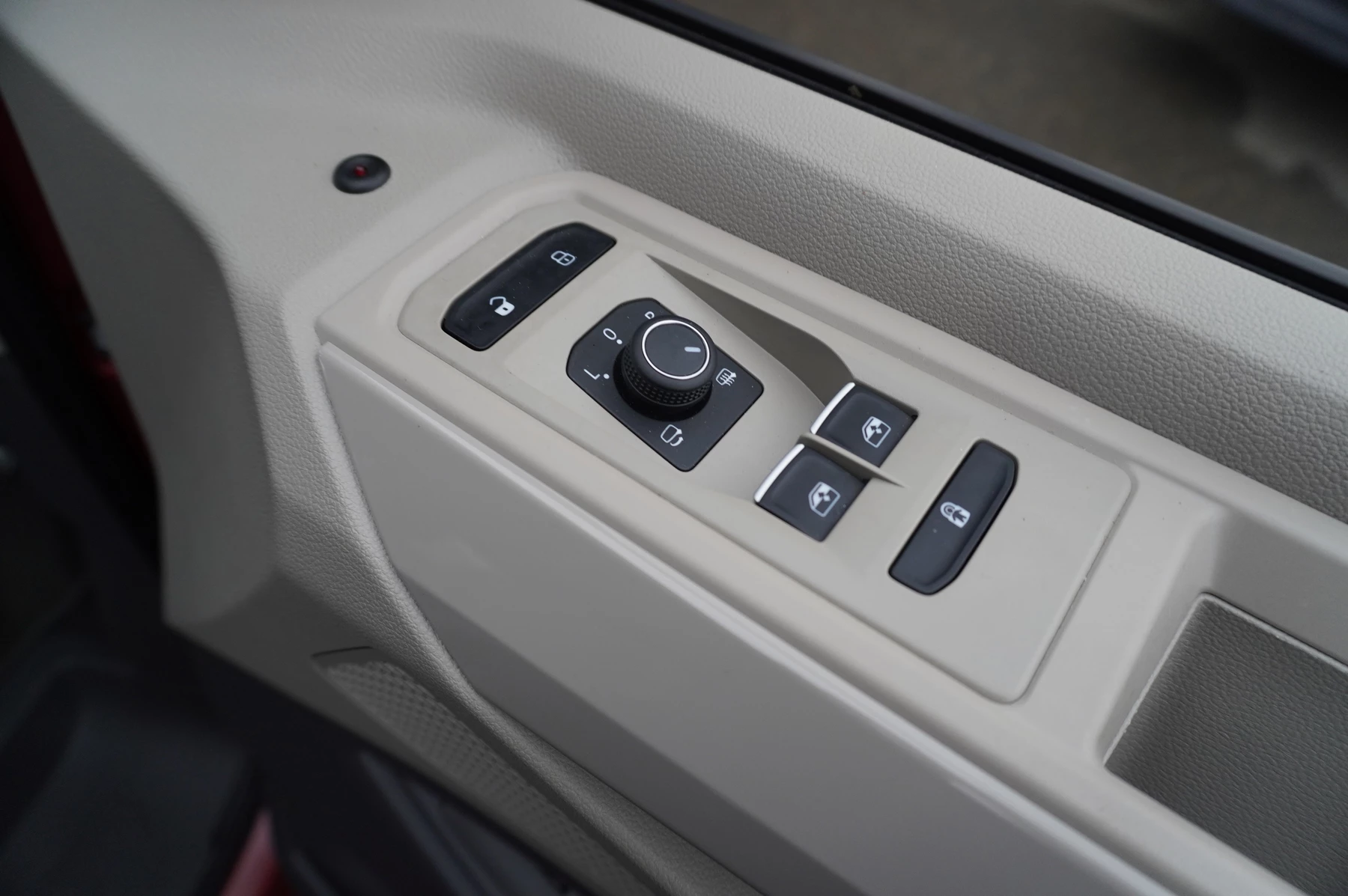 Volkswagen-Multivan-image-21