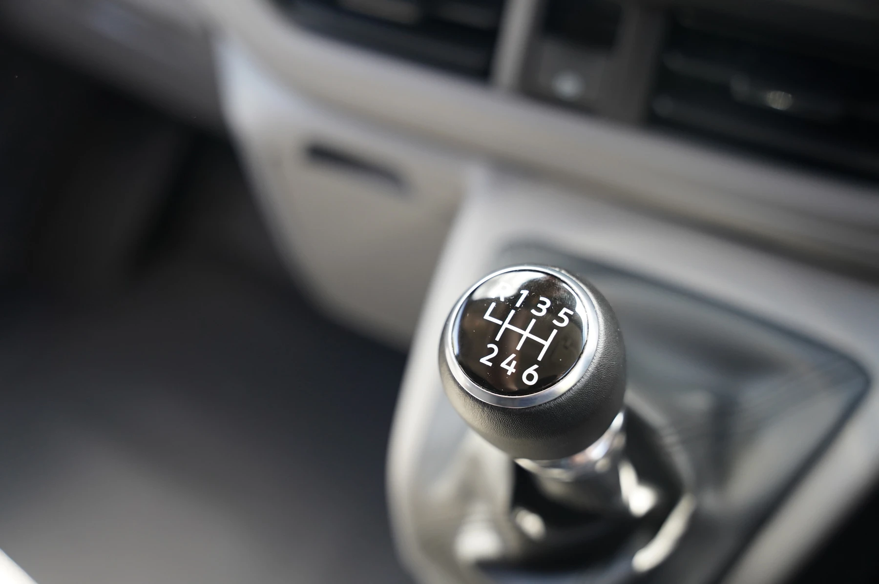 Volkswagen-Transporter-image-23