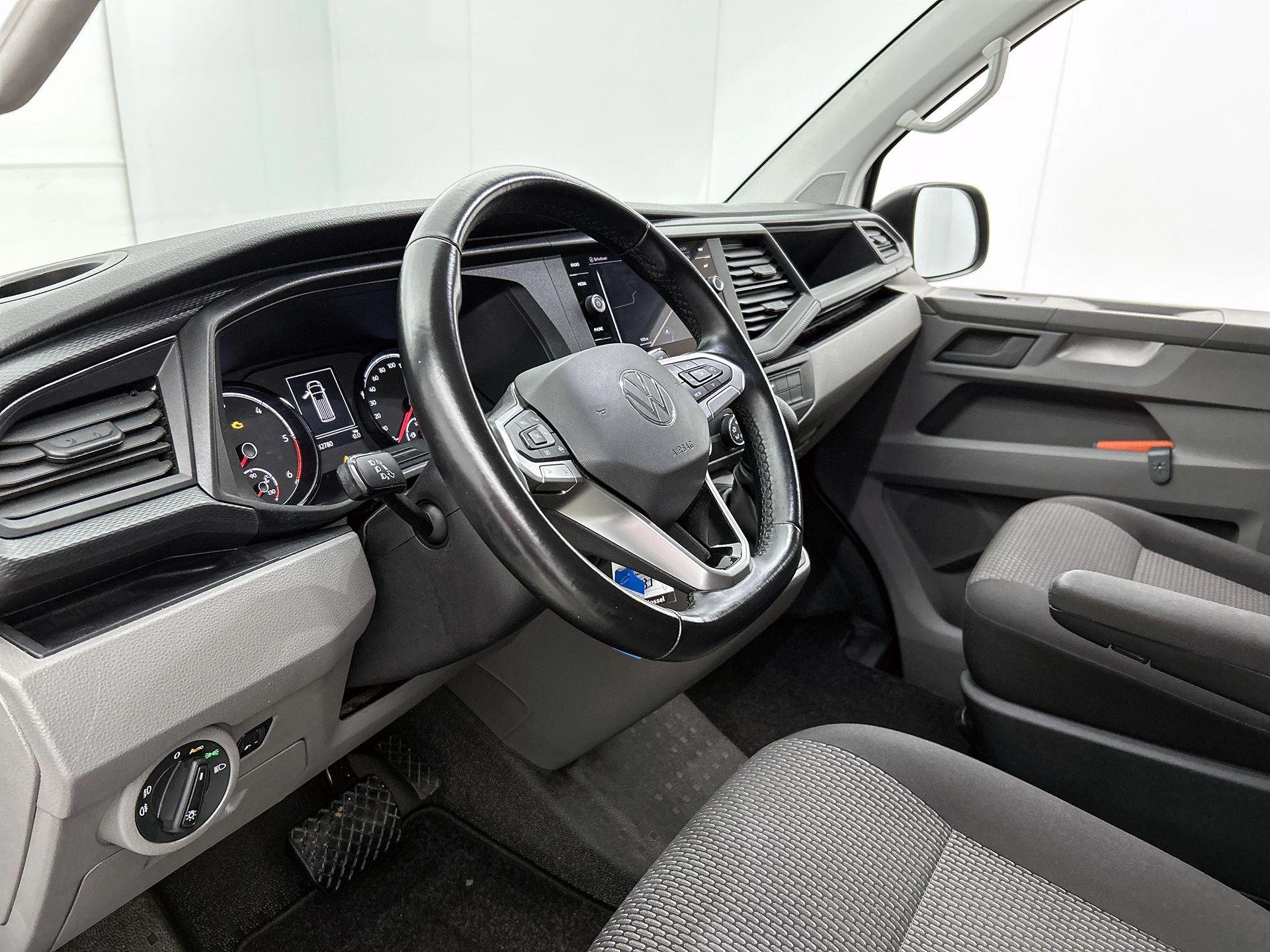 Volkswagen-Transporter-image-12