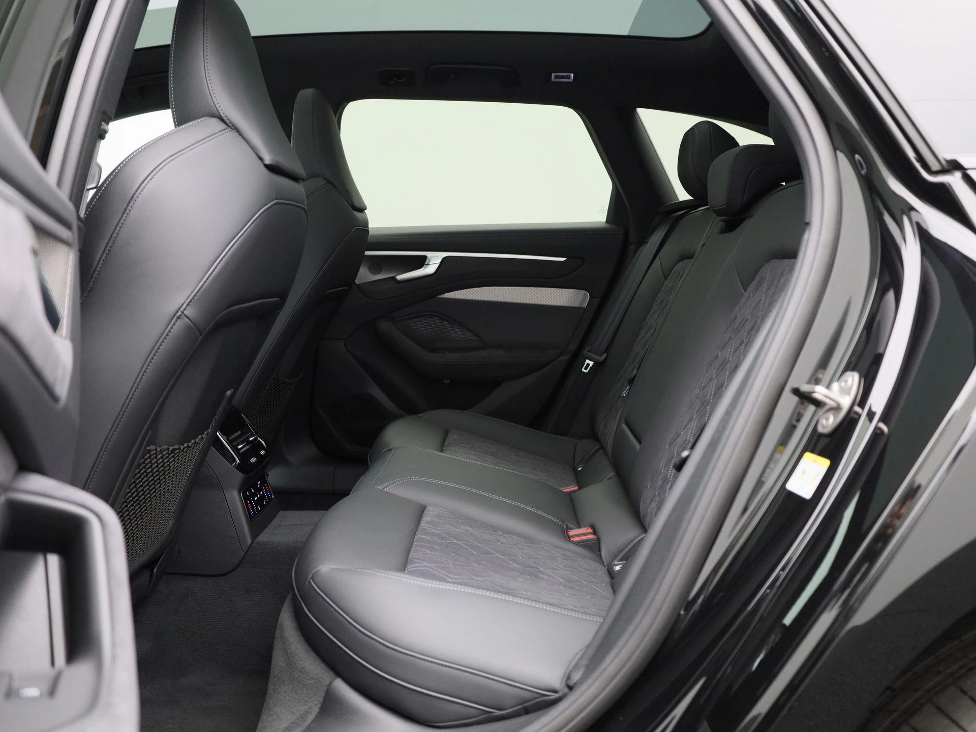 Audi A6 Avant 2.0 e-hybrid quattro S edition 299 PK