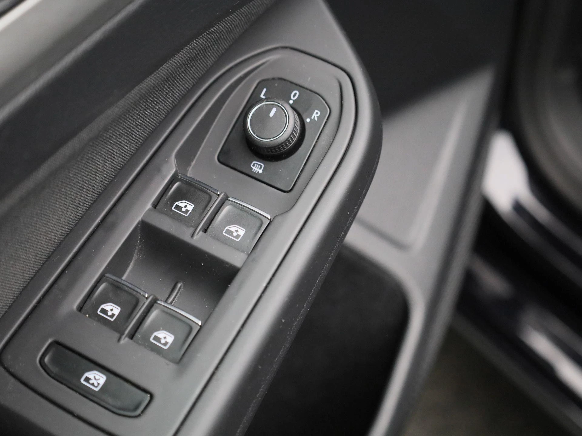 Volkswagen-Golf-image-34