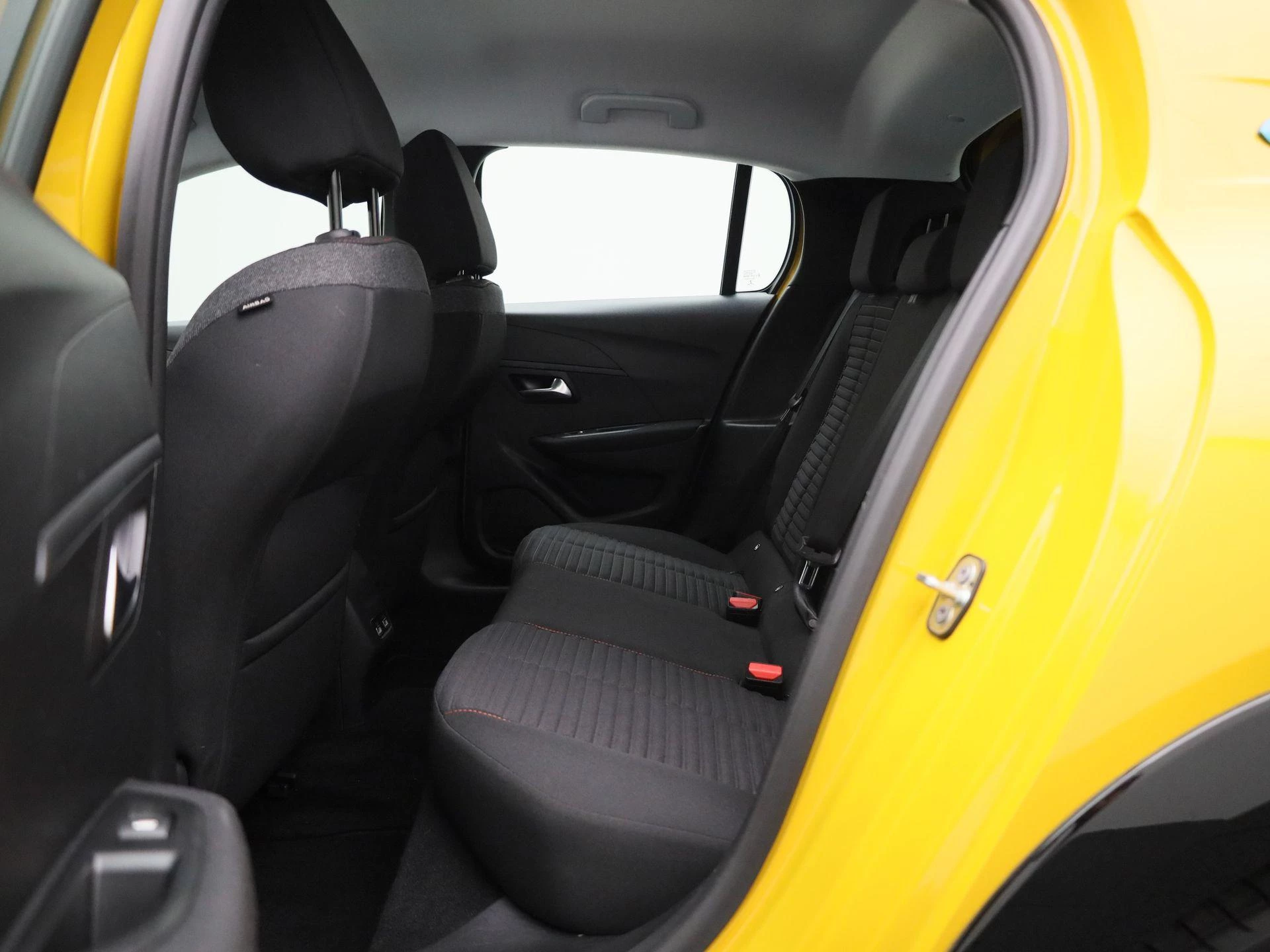 Peugeot-e-208-image-10