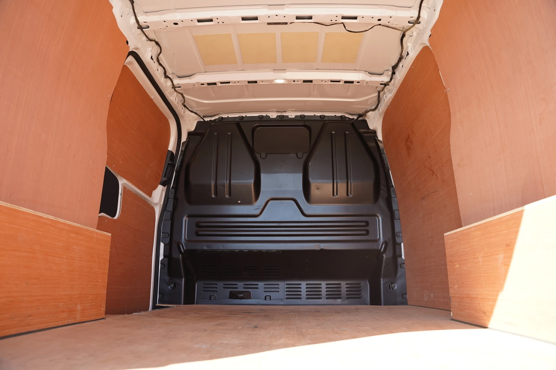 Volkswagen-Transporter-image-19