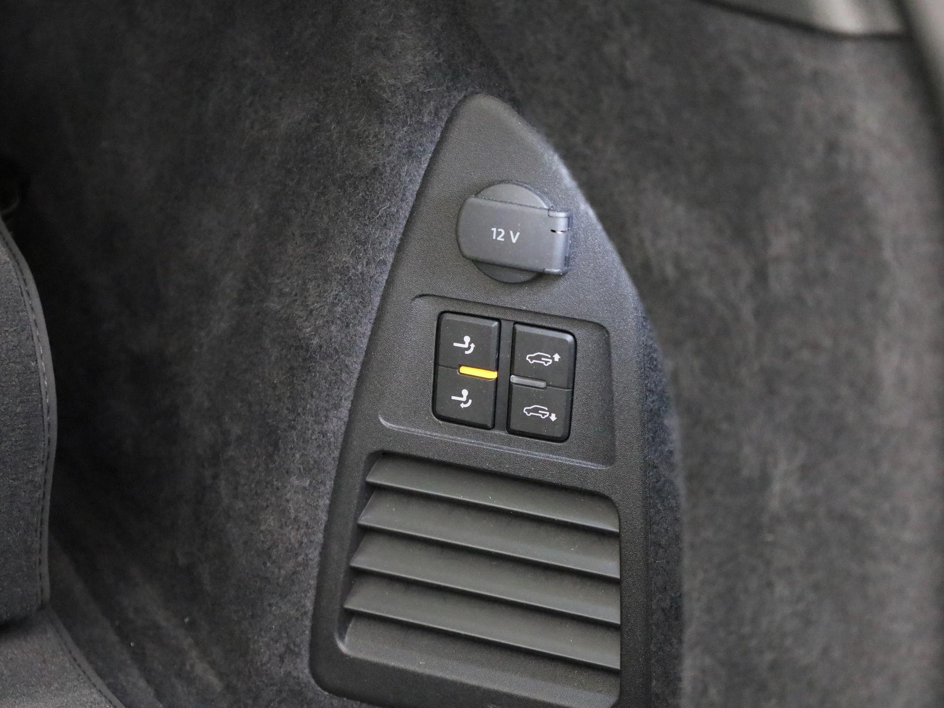 Volkswagen-Touareg-image-10