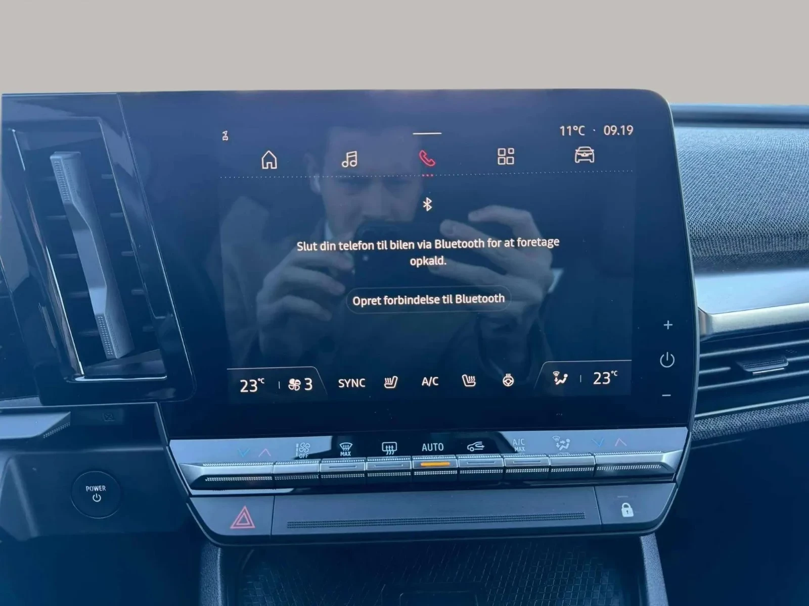 Renault-Megane E-Tech-image-13