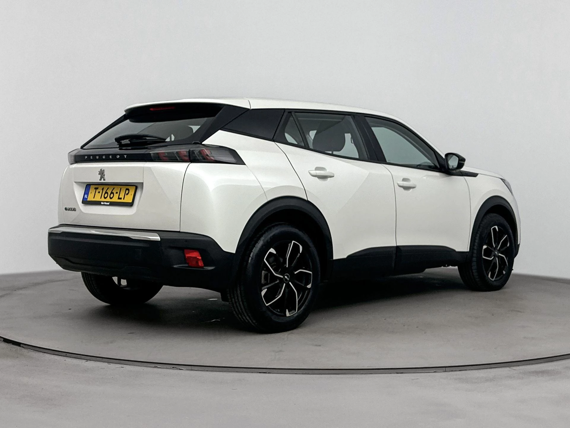 Peugeot-e-2008-image-3