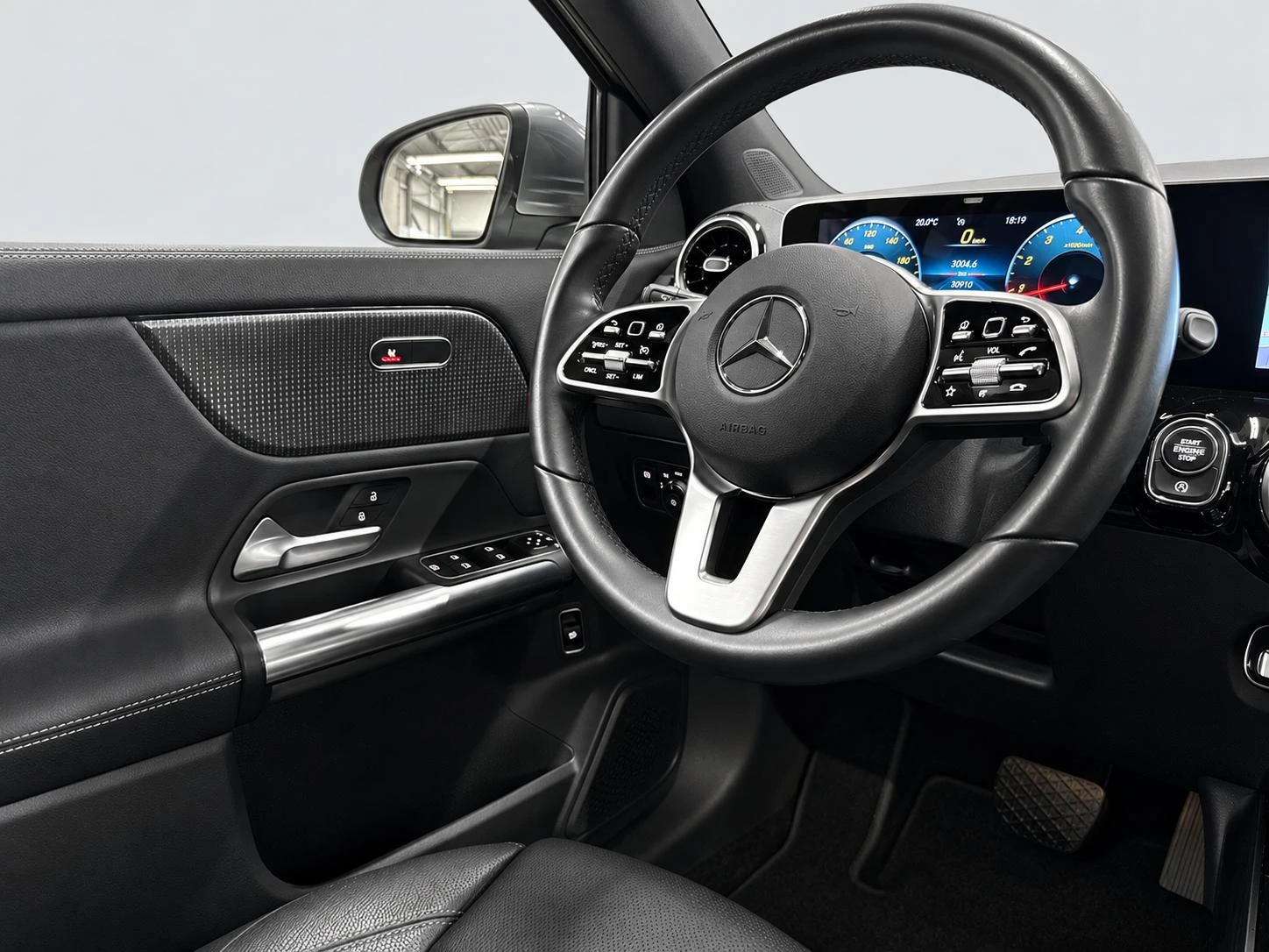 Mercedes-Benz-GLA-image-14