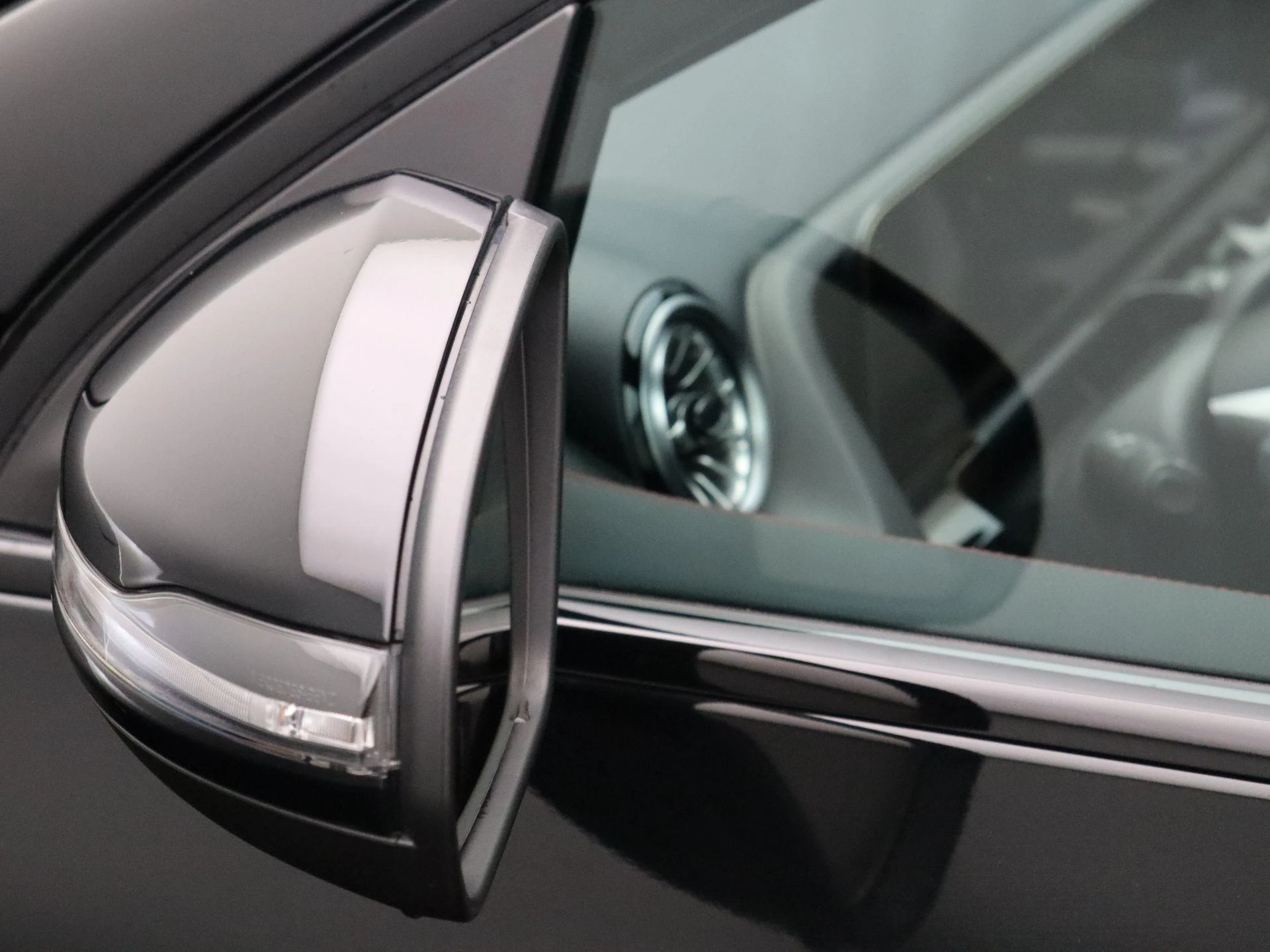Mercedes-Benz-GLA-image-8