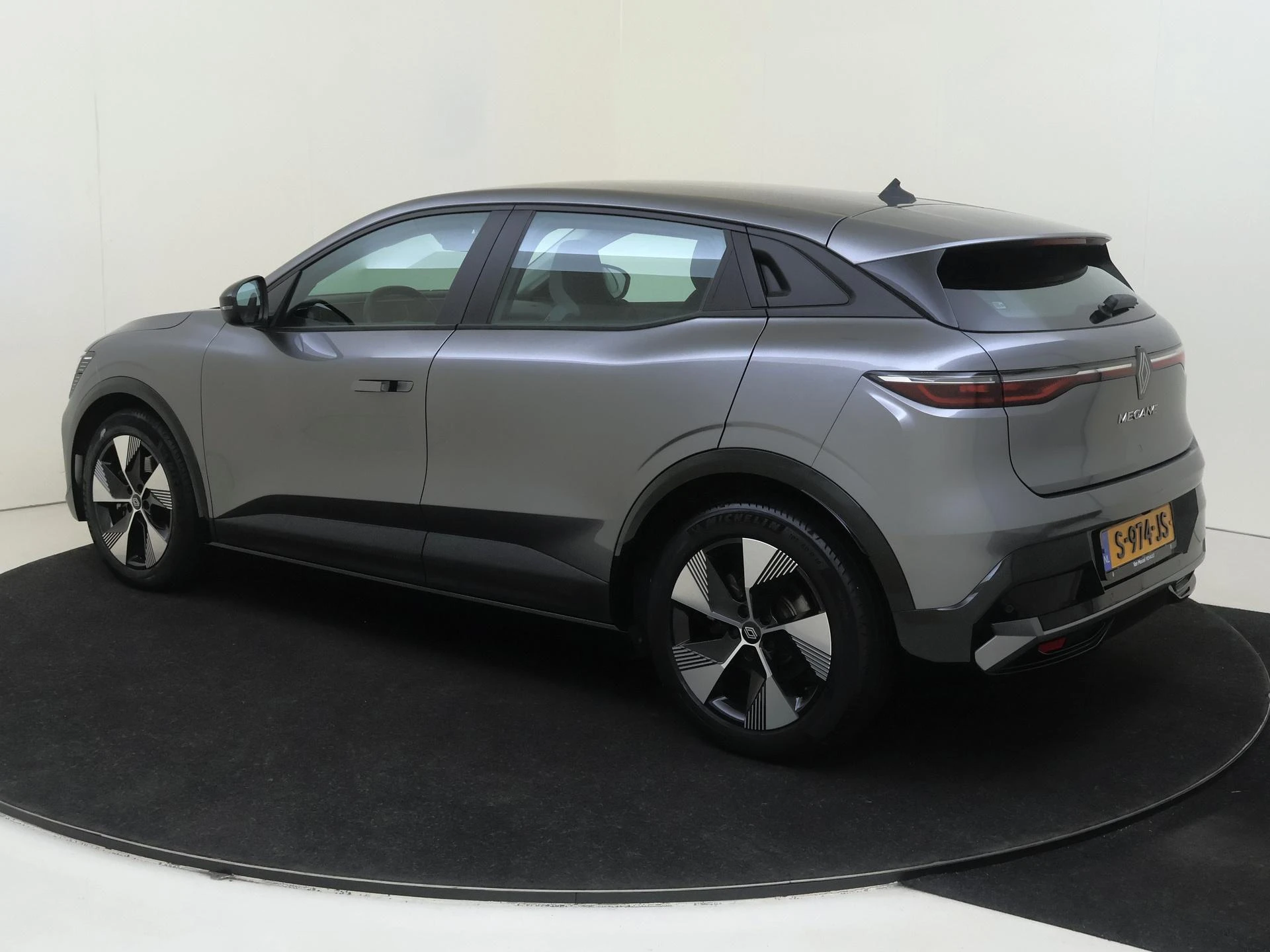Renault-Megane E-Tech-image-2